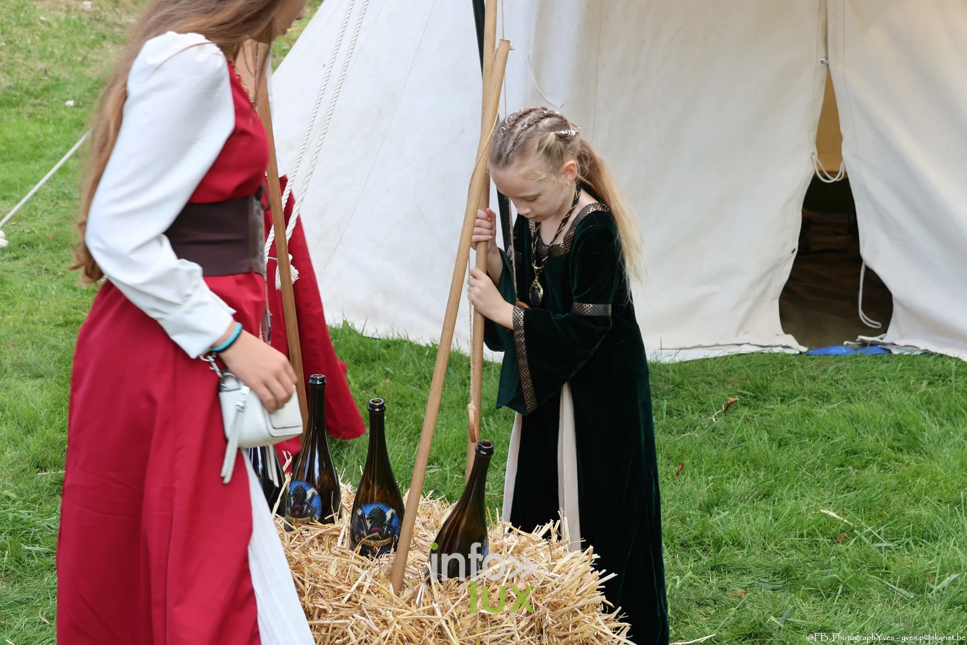 Jeu en bois installé sur une botte de paille devant une tente, Valhalla Days 2026 à Ciney
