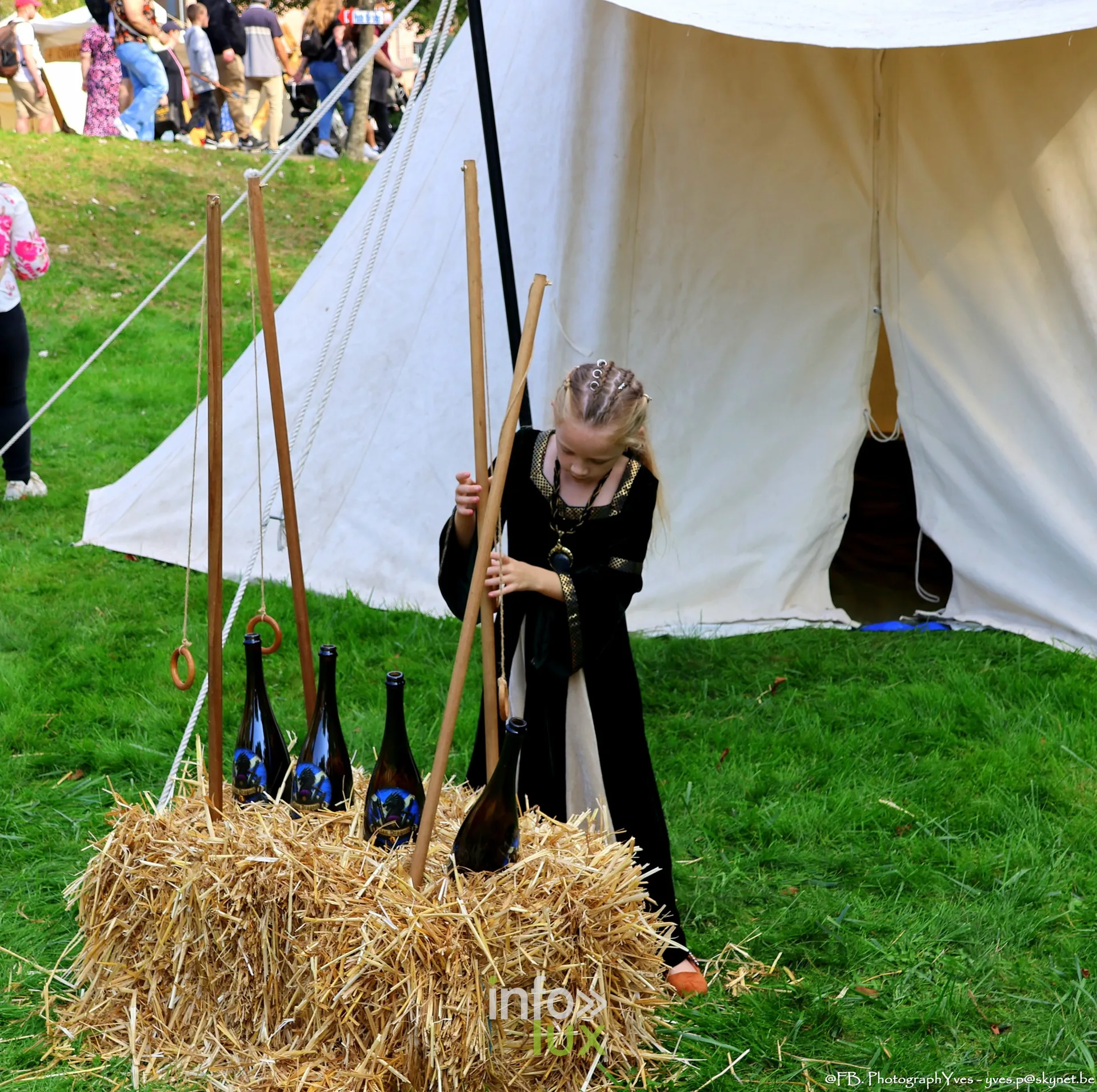 Une fillette en robe médiévale devant une tente du campement viking à Ciney