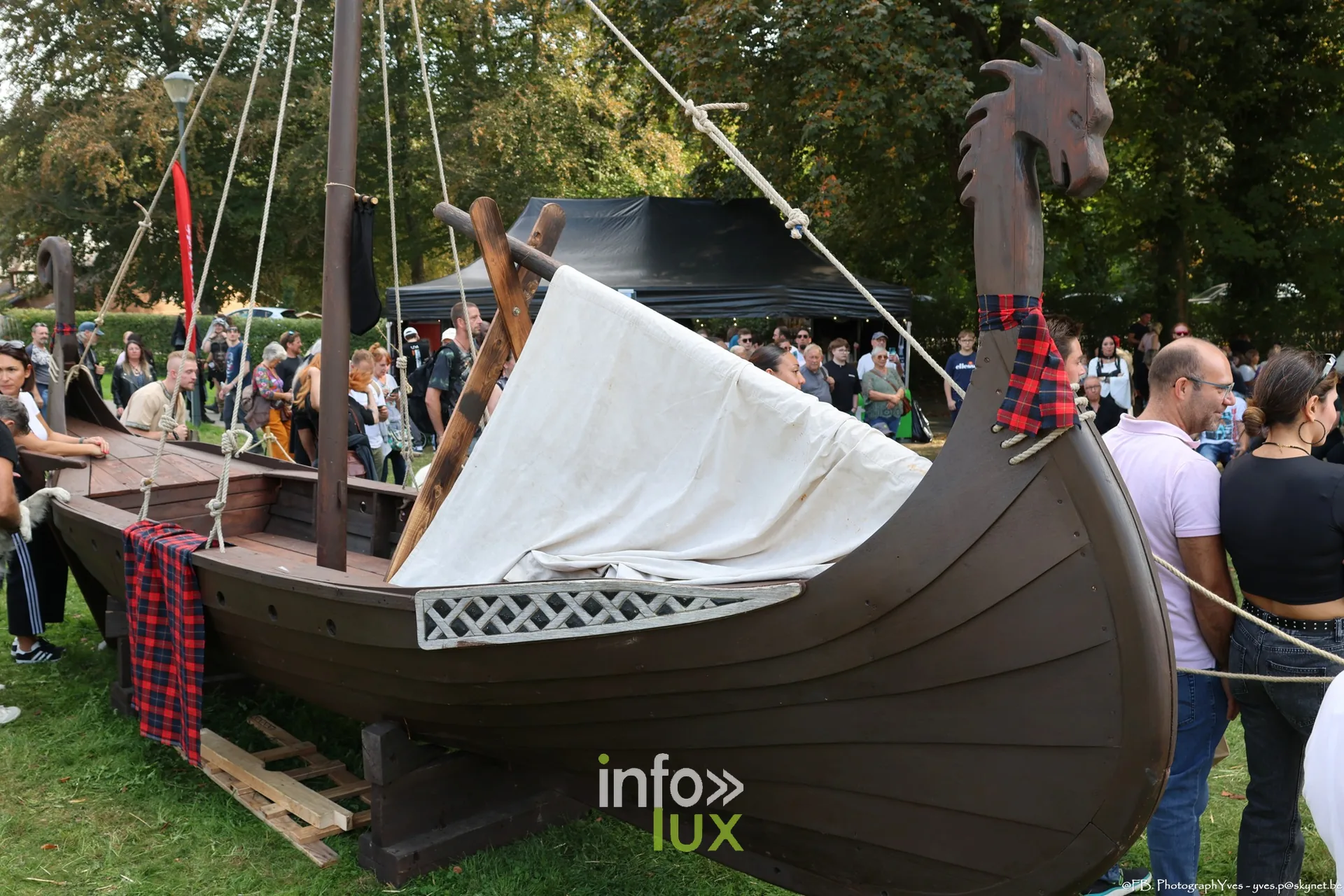 Le bateau viking à tête de dragon, voile repliée, au parc Saint-Roch à Ciney