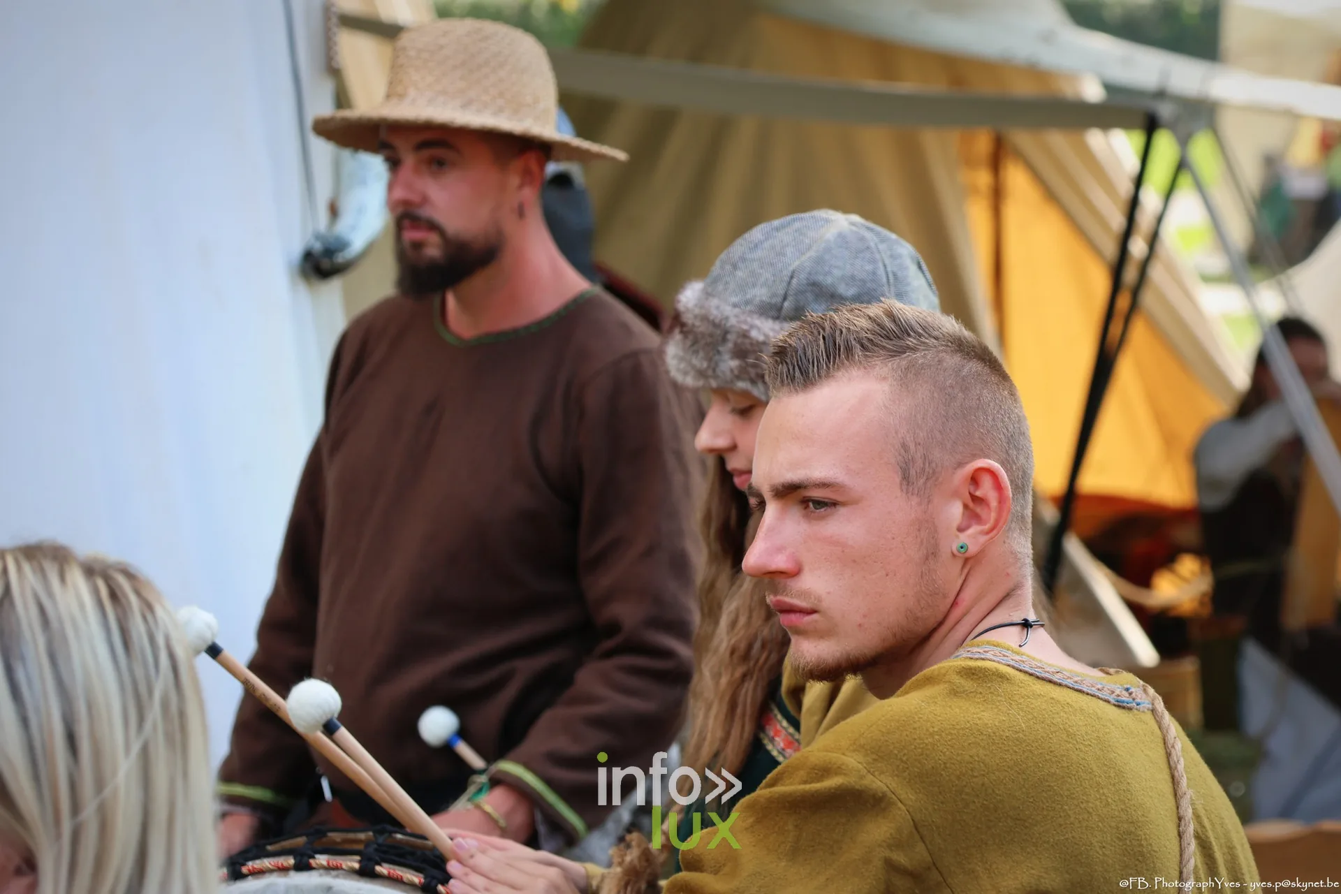Joueurs de tambour en tunique dans le campement des Valhalla Days 2026