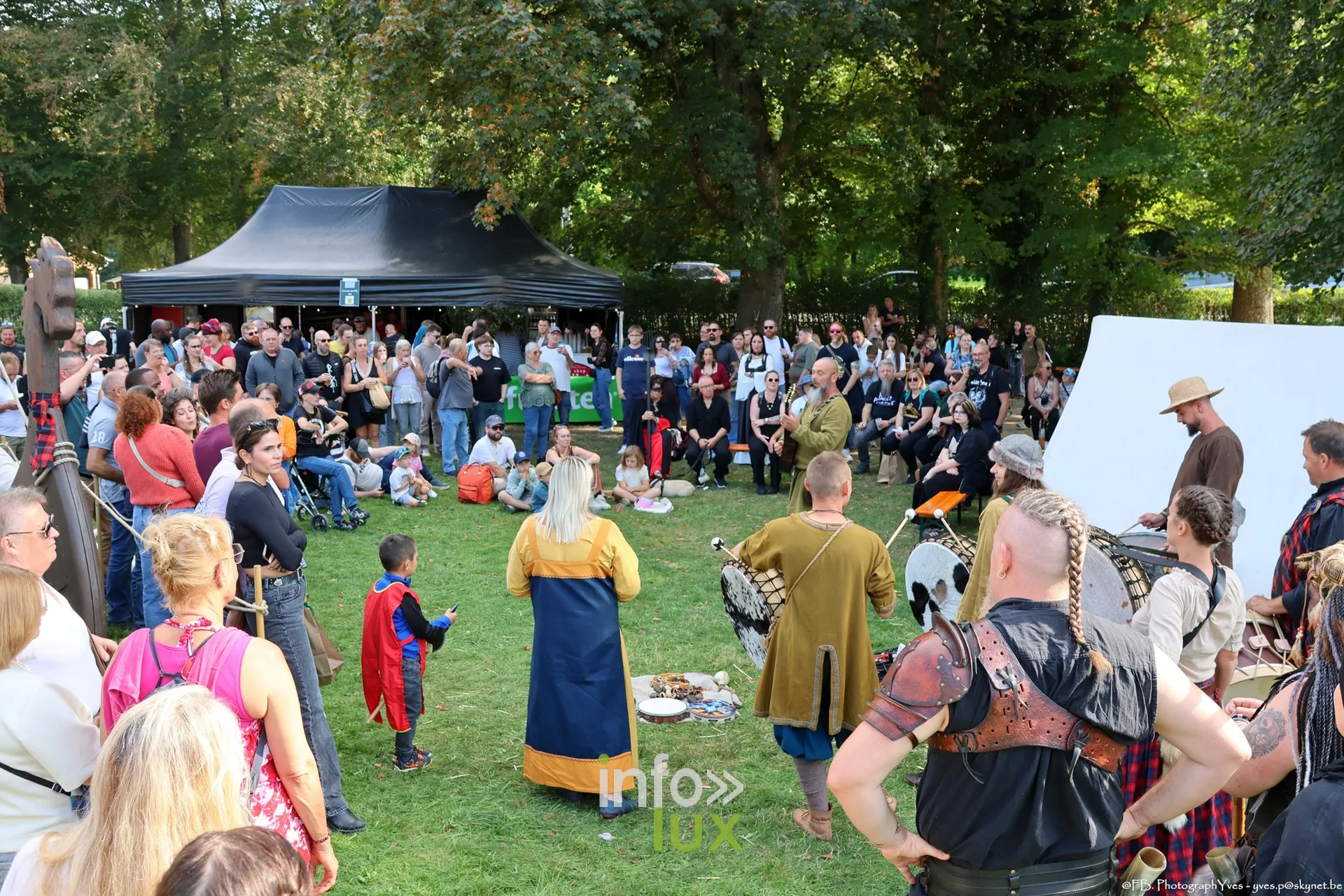 Public en cercle autour d’une animation dans le campement, Valhalla Days 2026 à Ciney