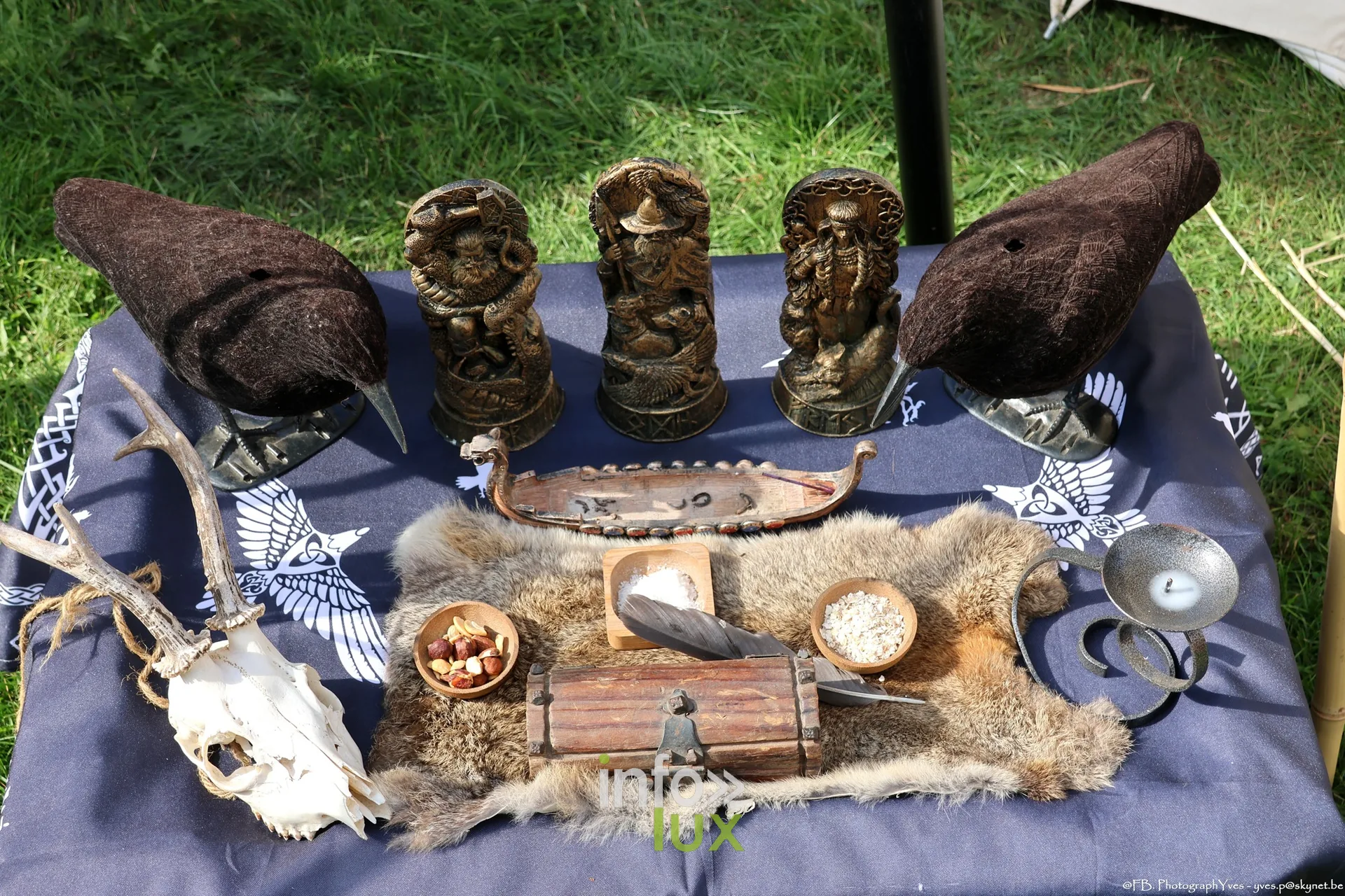 Objets vikings exposés sur une peau : statuettes, cornes, crâne de cerf, Valhalla Days 2026