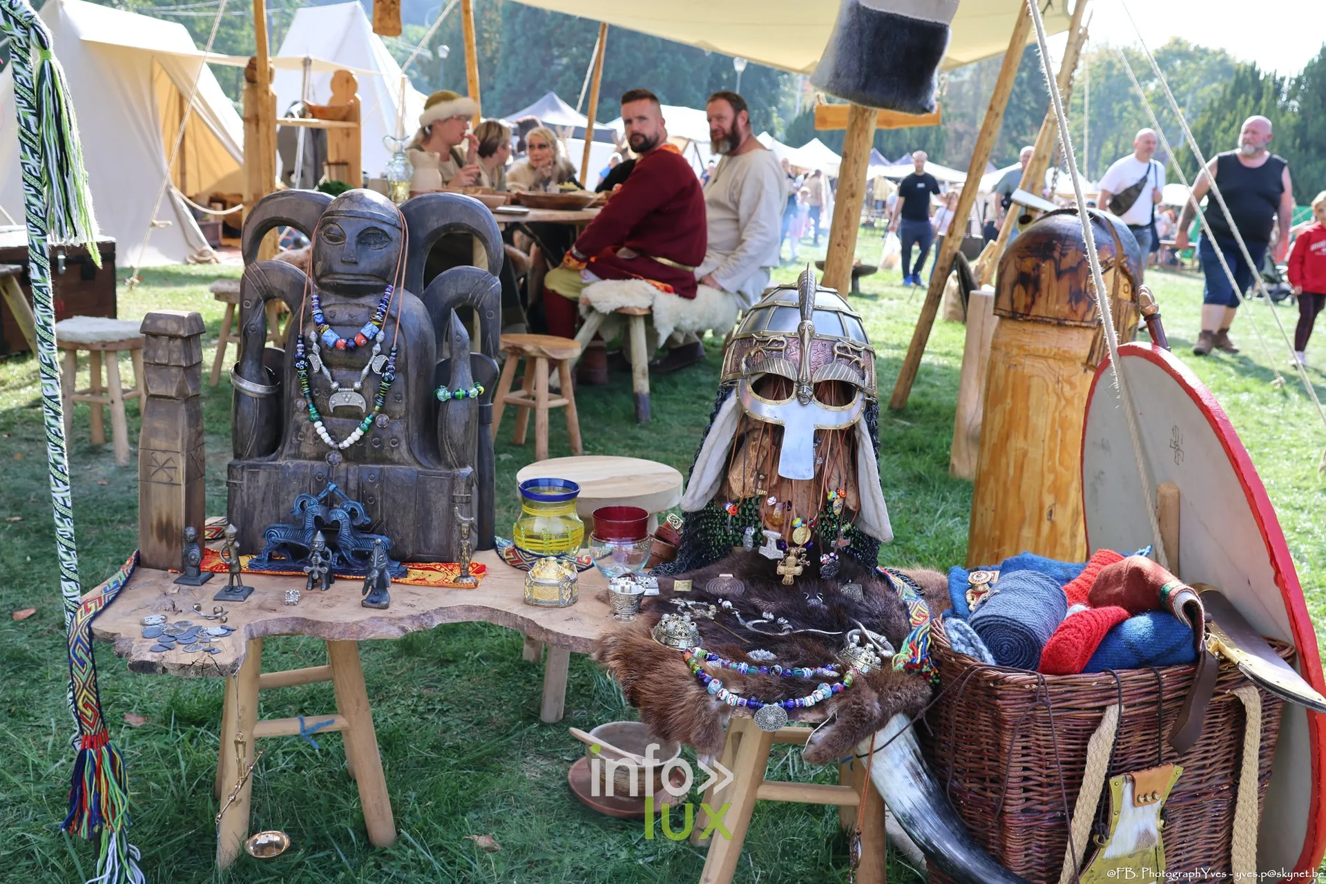 Stand d’objets vikings : statues sculptées, casques, boucliers et pelotes de laine à Ciney
