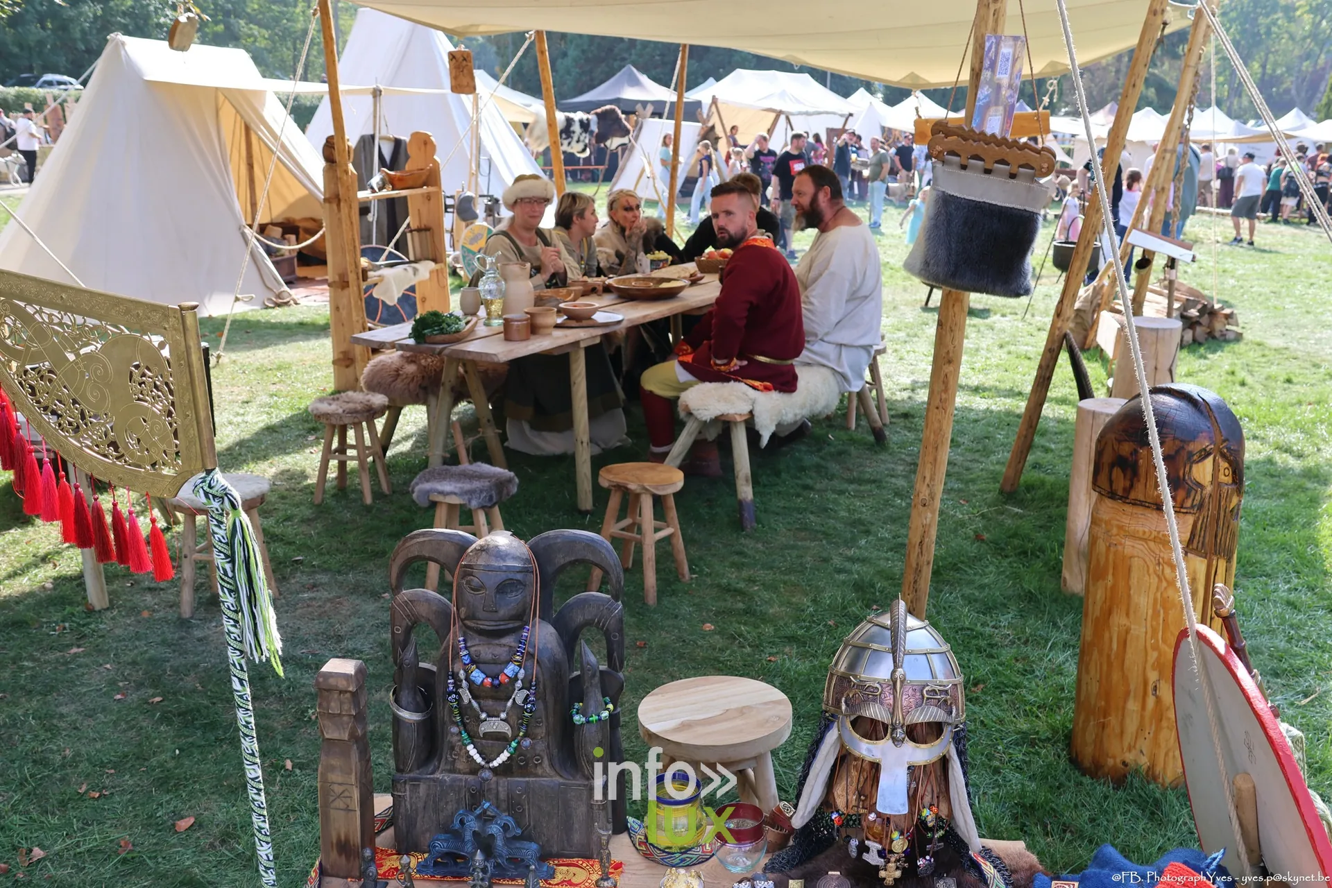 Table du campement viking avec casques, statues et boucliers, Valhalla Days 2026