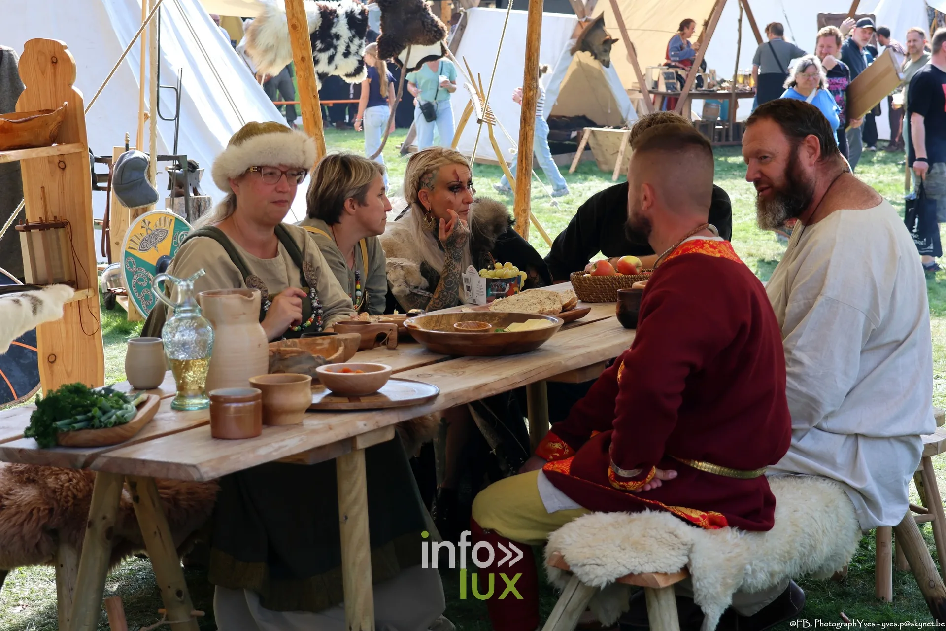 Reconstituteurs attablés sous une tente, vaisselle en bois et en terre, Valhalla Days 2026