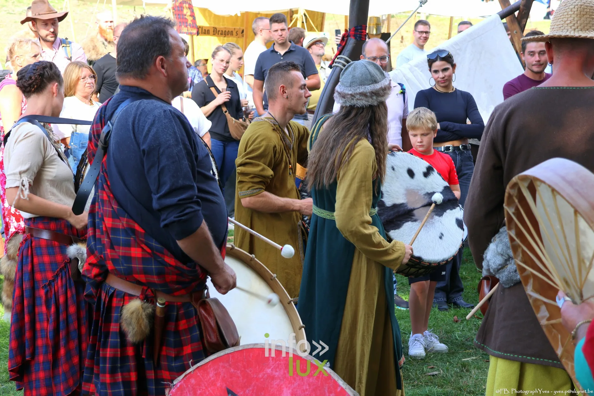 Reconstituteurs en kilt et visiteurs dans le campement des Valhalla Days 2026