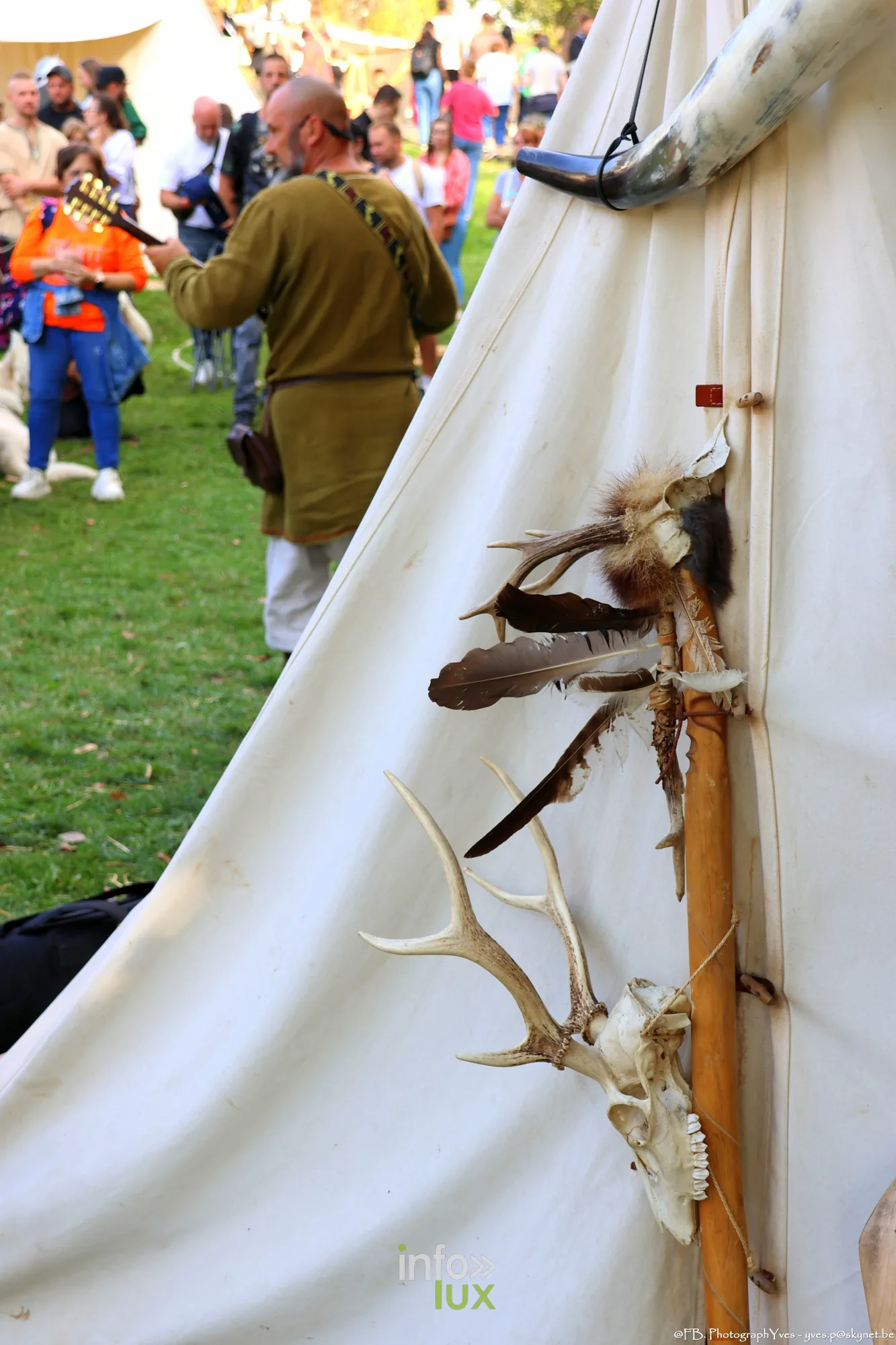 Hache décorée de plumes et bois de cerf accrochée à une tente, Valhalla Days 2026