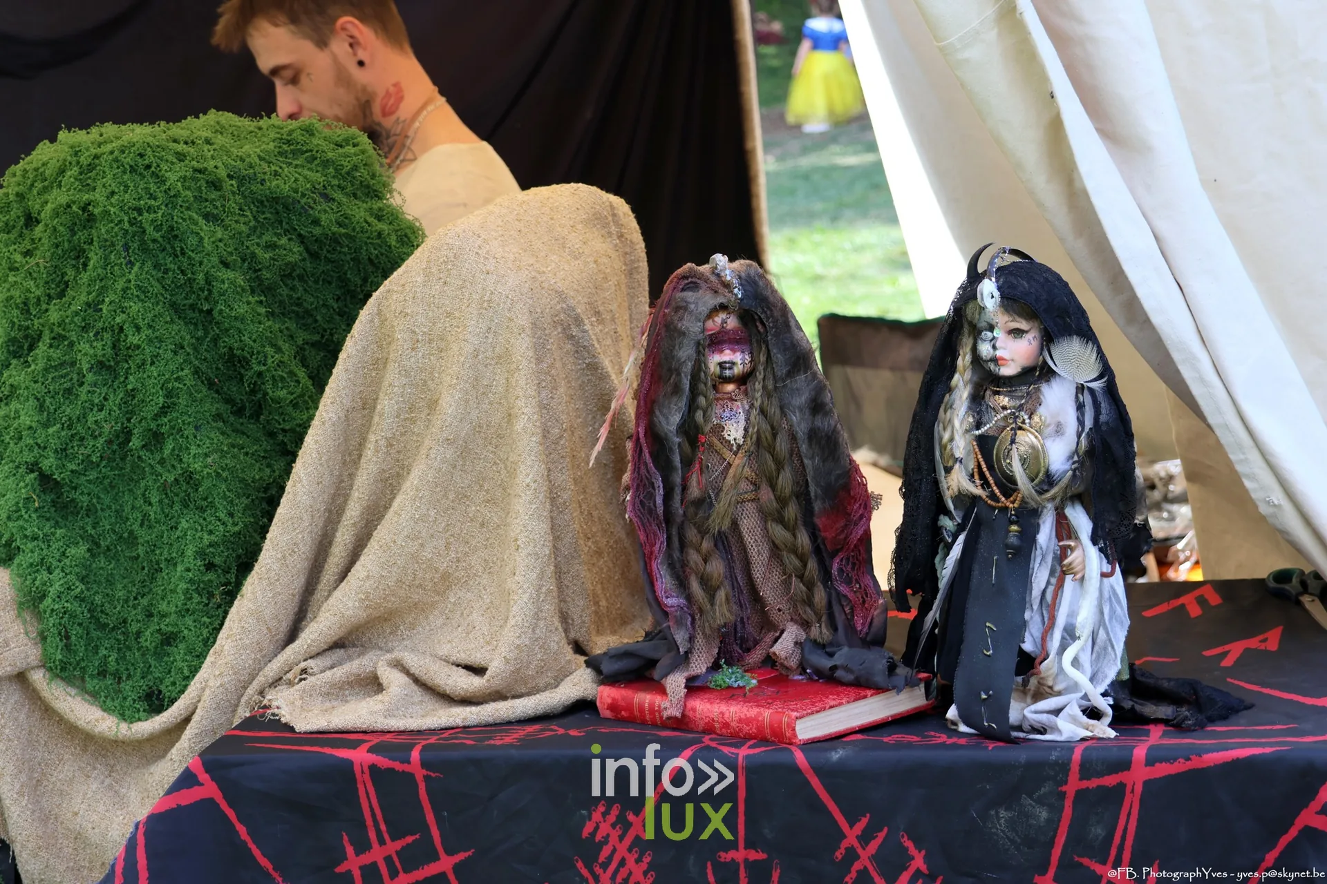 Poupées de créatures fantastiques exposées sur un stand, Valhalla Days 2026 à Ciney