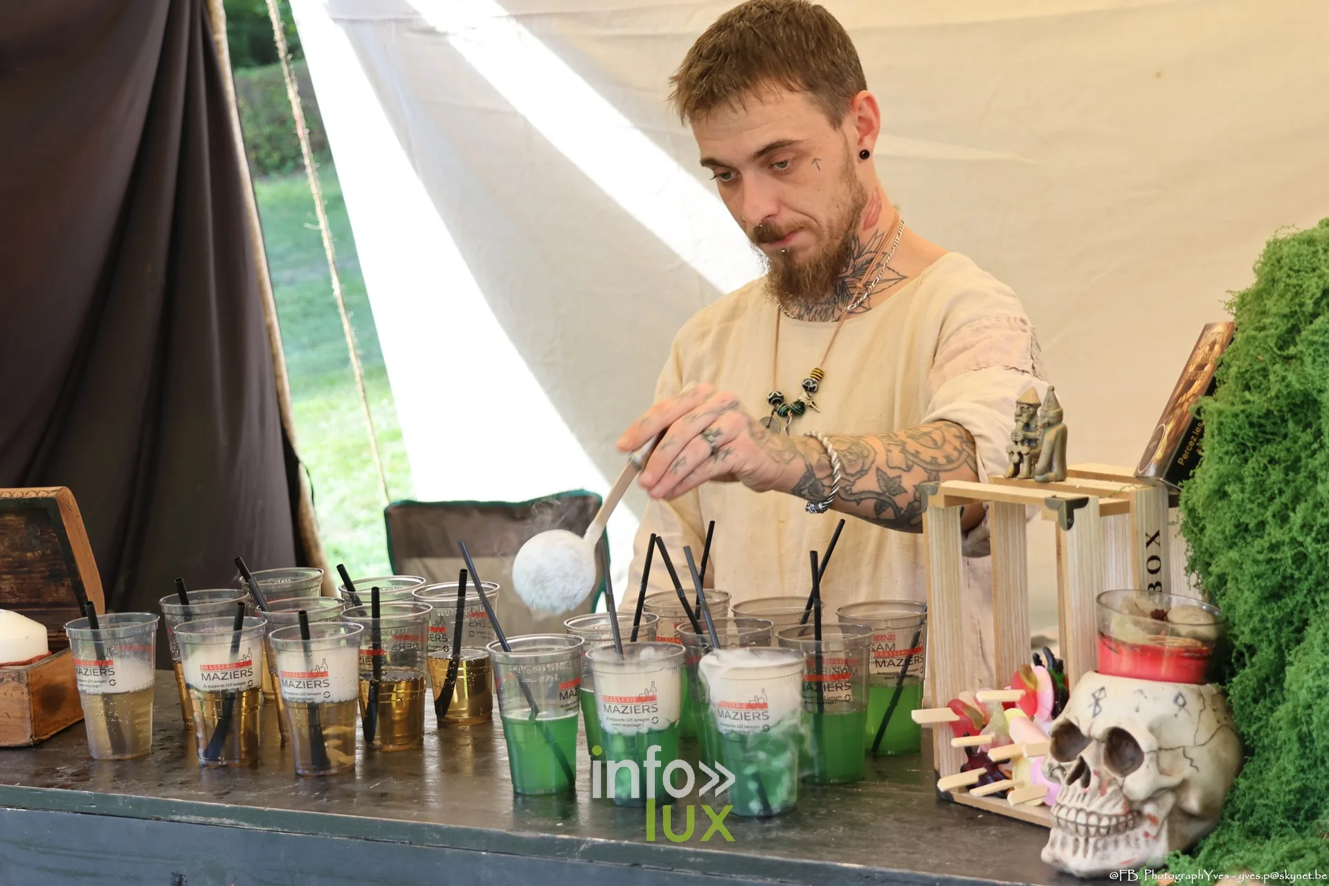 Stand de boissons en fioles et verres colorés, marché des Valhalla Days 2026