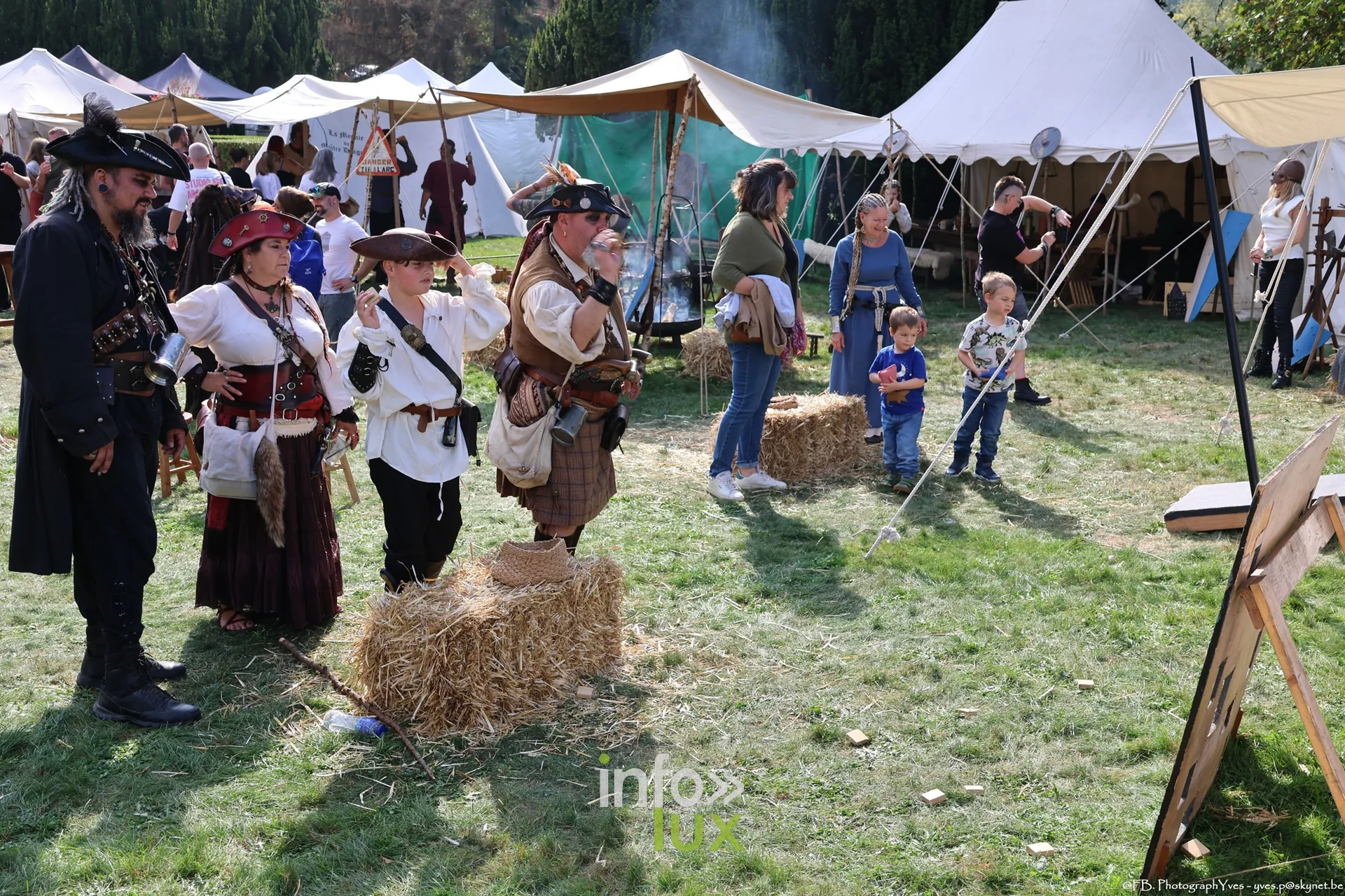 Groupe en costume de pirate dans les allées du campement, Valhalla Days 2026 à Ciney