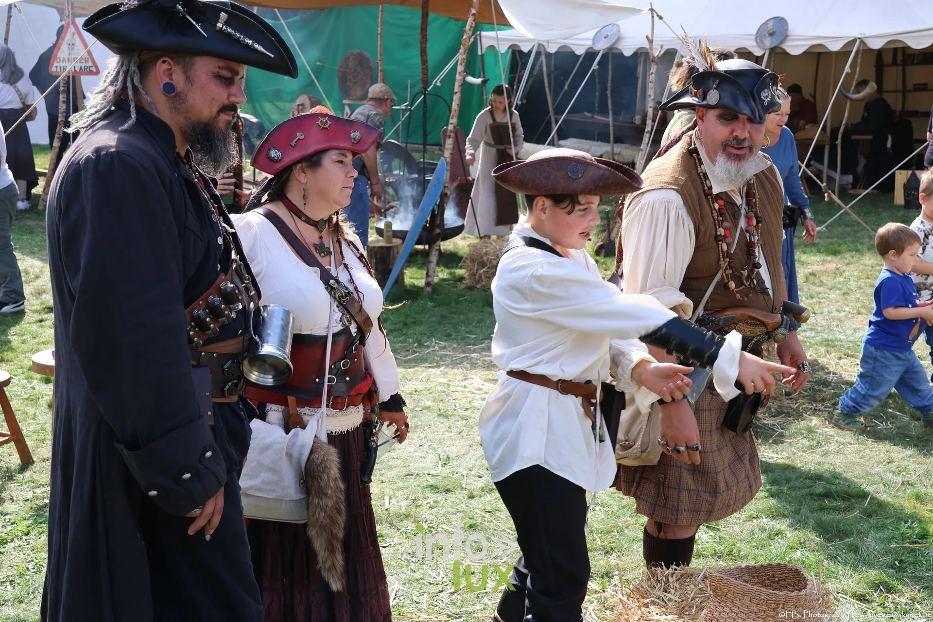 Visiteurs en costume de pirate et chapeau tricorne, Valhalla Days 2026 à Ciney