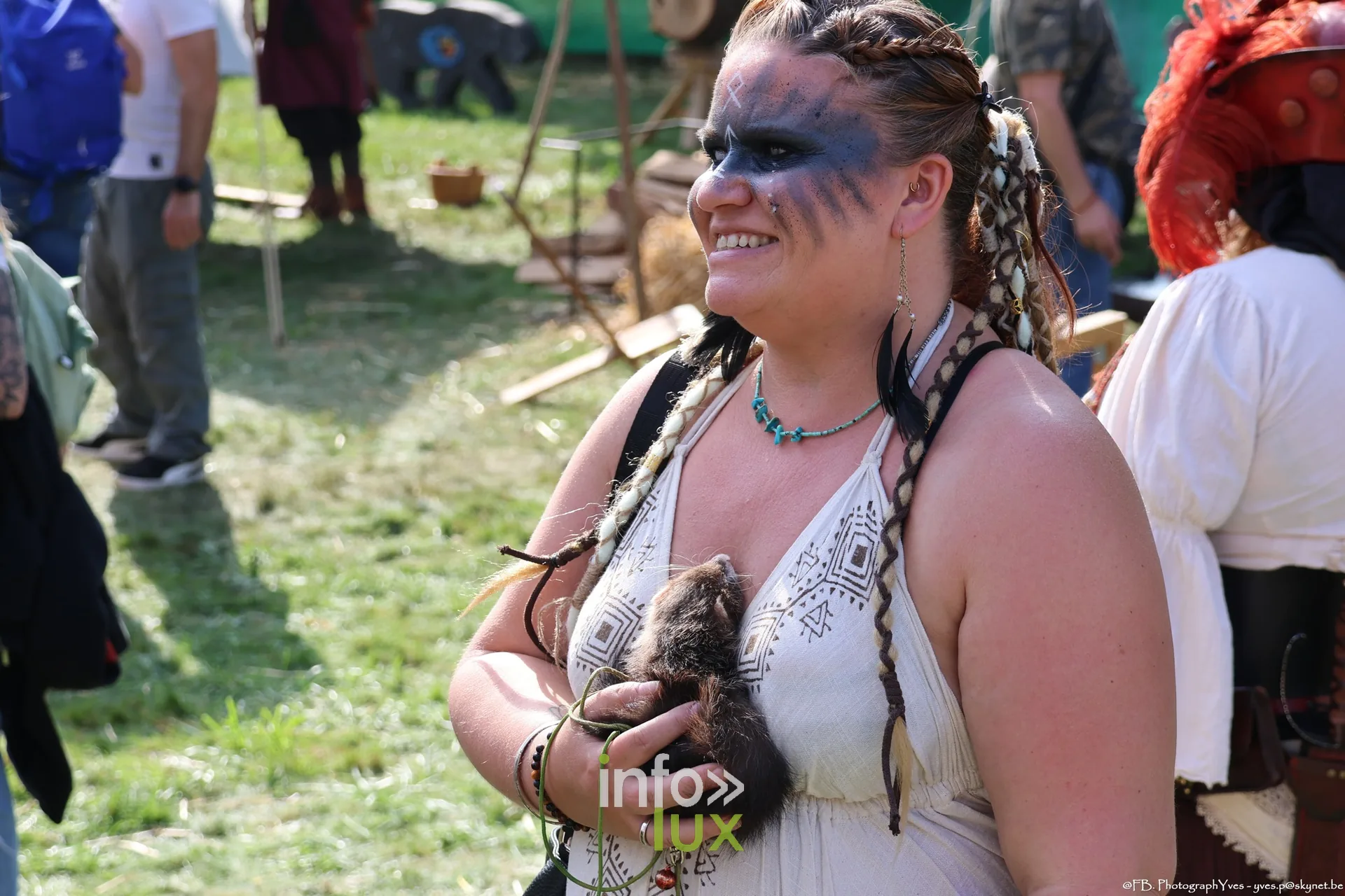 Visiteuse au maquillage de guerrière viking, parc Saint-Roch à Ciney