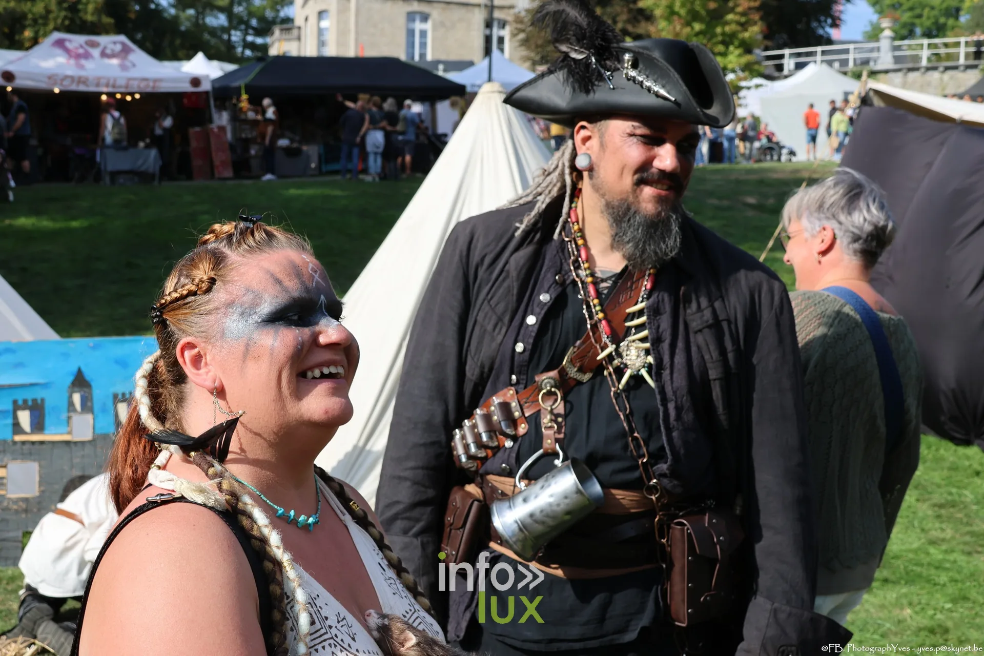 Visiteurs costumés en pirate et en guerrière viking, Valhalla Days 2026 à Ciney