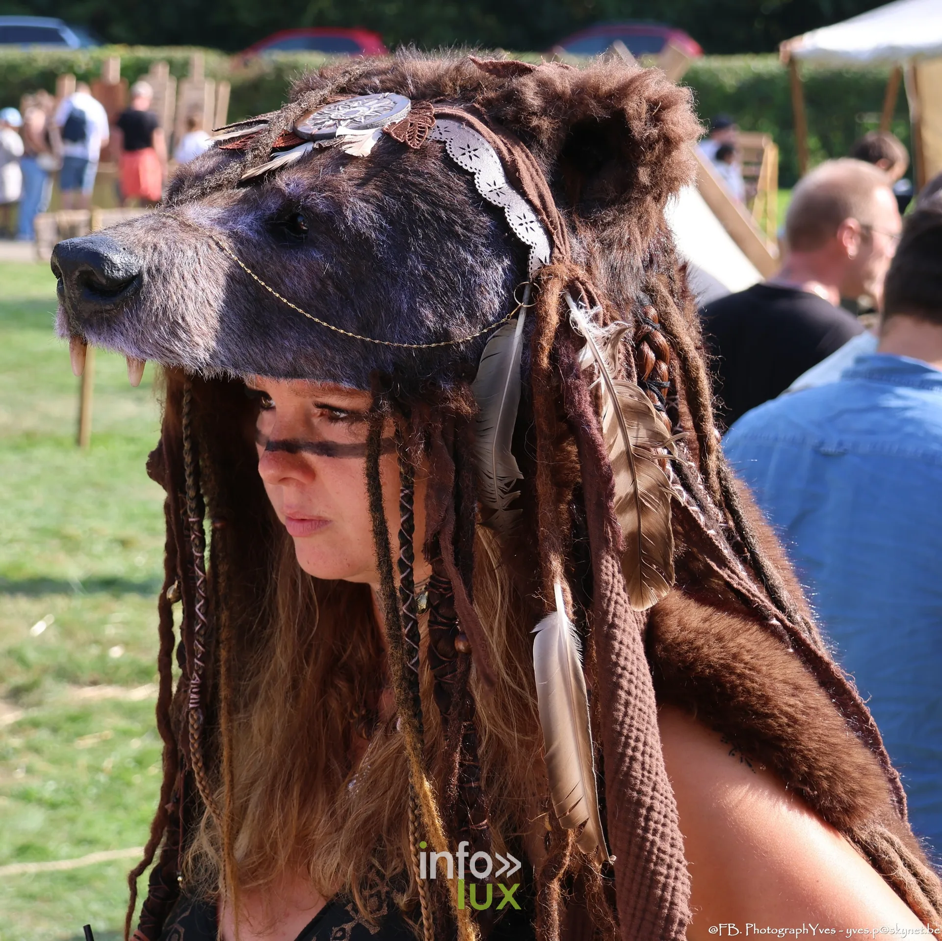 Visiteuse coiffée d’une peau d’ours et de tresses à plumes, Valhalla Days 2026