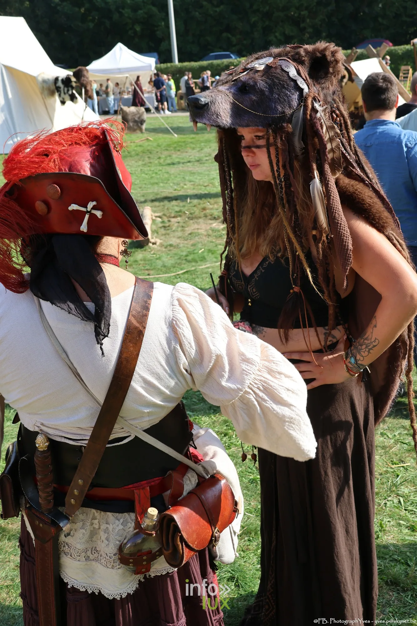 Deux visiteuses costumées en pirate et en guerrière, Valhalla Days 2026 à Ciney