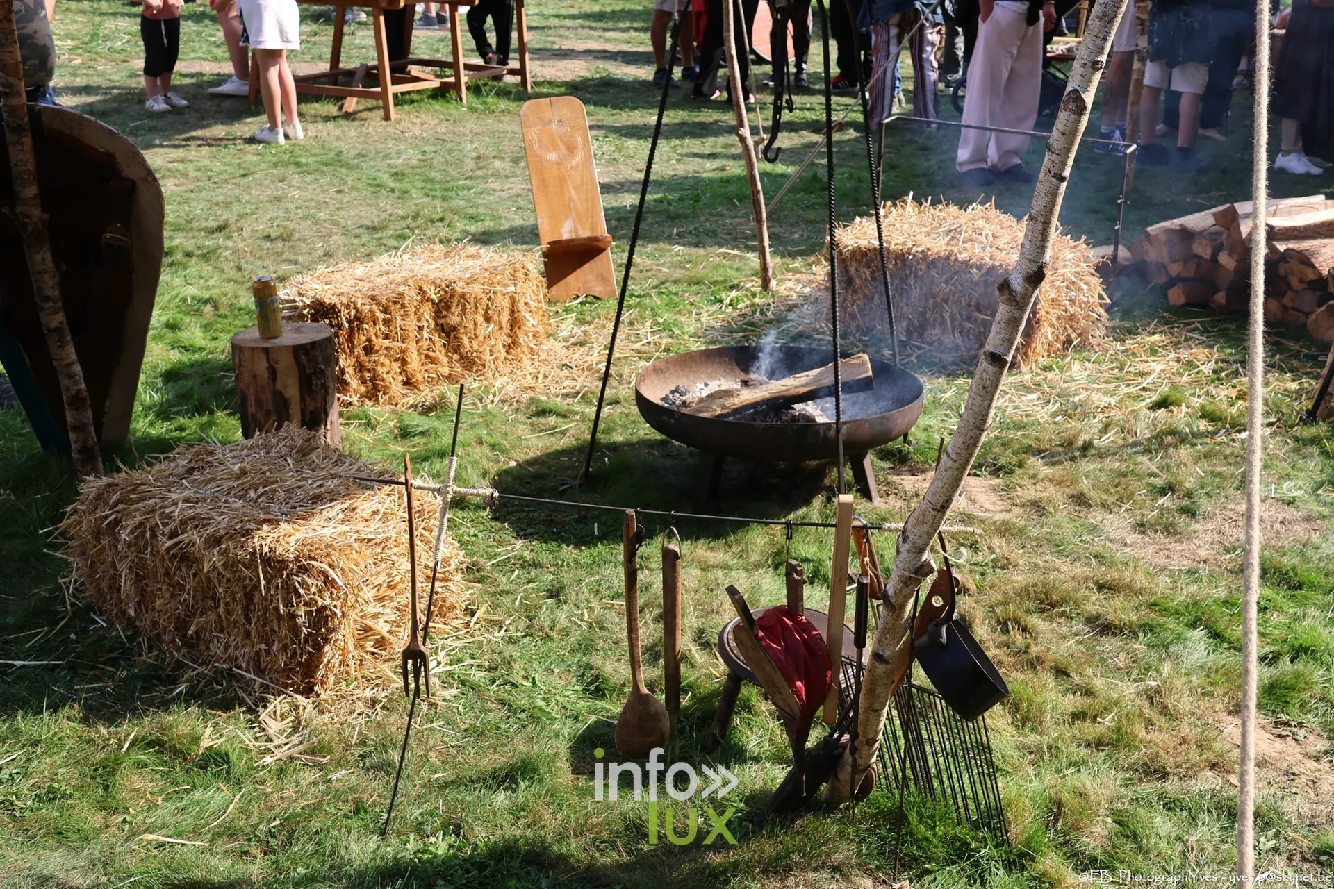 Coin cuisine d’un campement viking : chaudron, bottes de paille et ustensiles