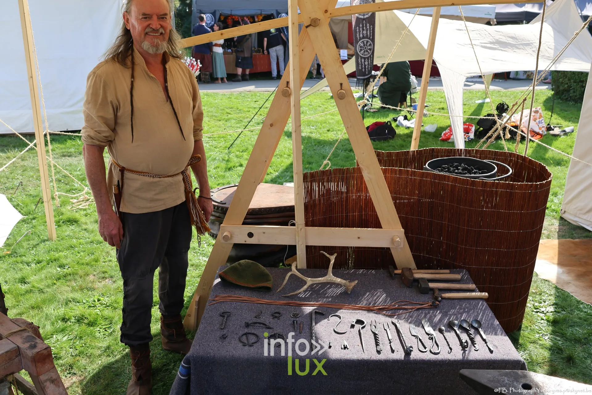 Reconstituteur devant un établi et une table d’outils, campement des Valhalla Days 2026