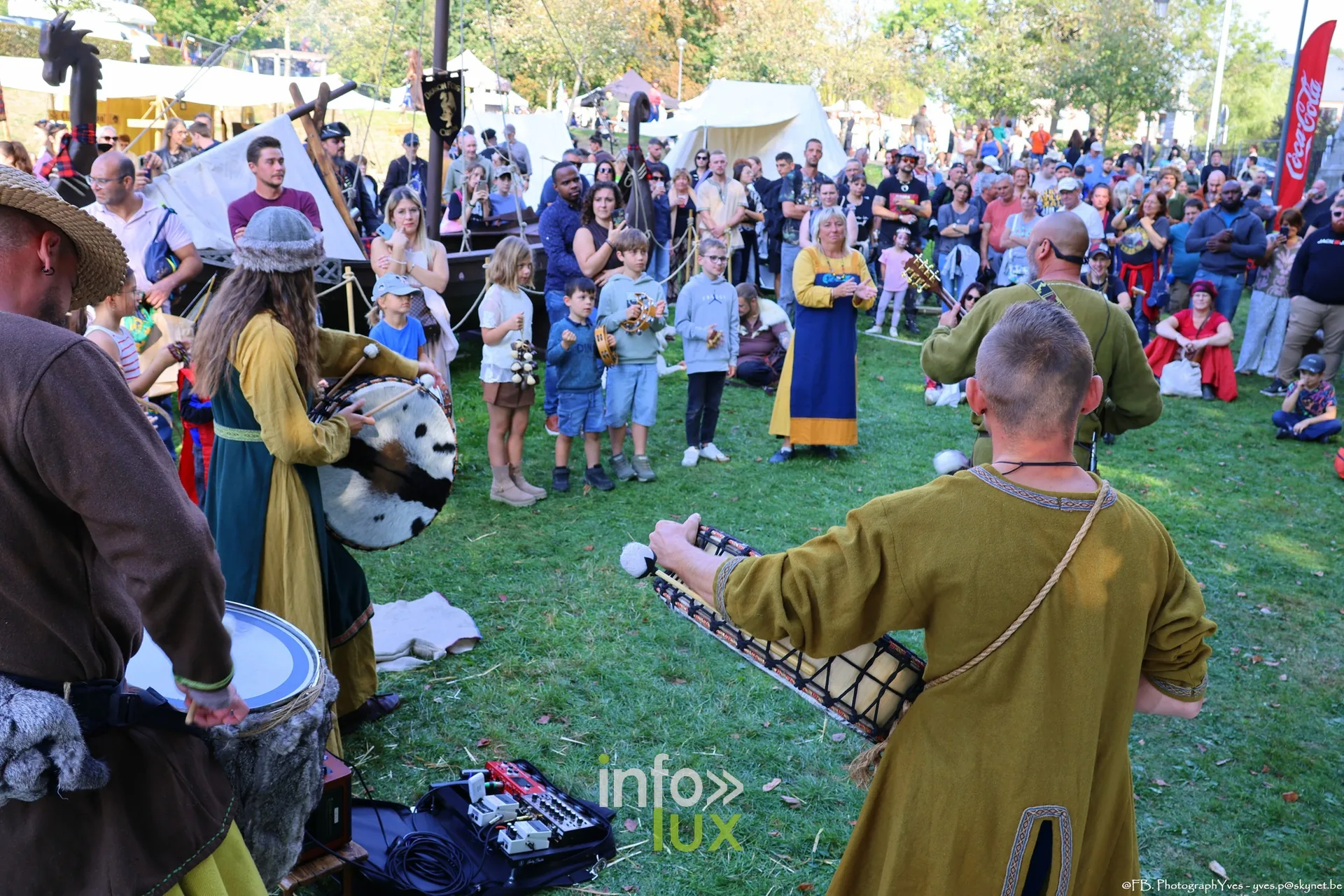 Joueurs de tambour en tunique devant les enfants, parc Saint-Roch à Ciney