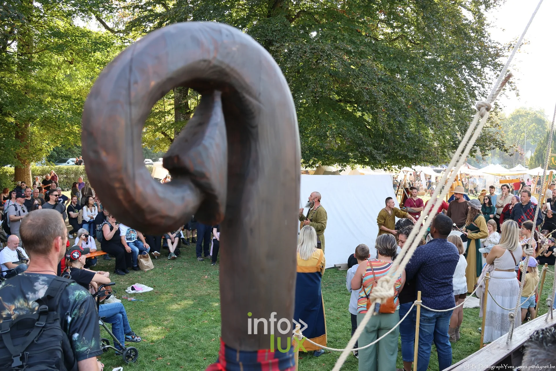 Proue sculptée en spirale et campement en arrière-plan, Valhalla Days 2026