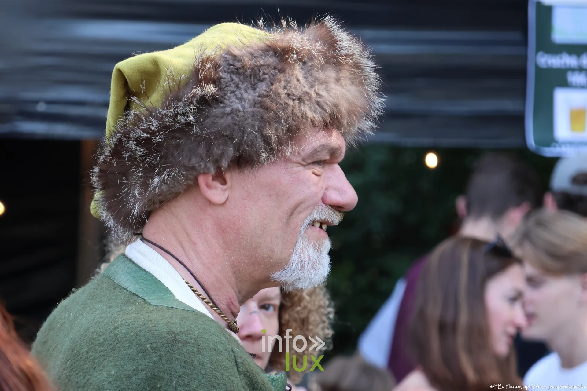 Artisan coiffé d’une toque de fourrure, Valhalla Days 2026 à Ciney