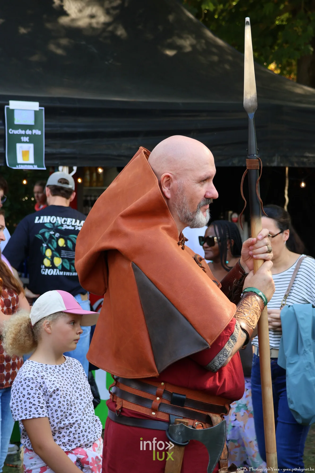 Reconstituteur en capuche rouge tenant une lance, Valhalla Days 2026 à Ciney