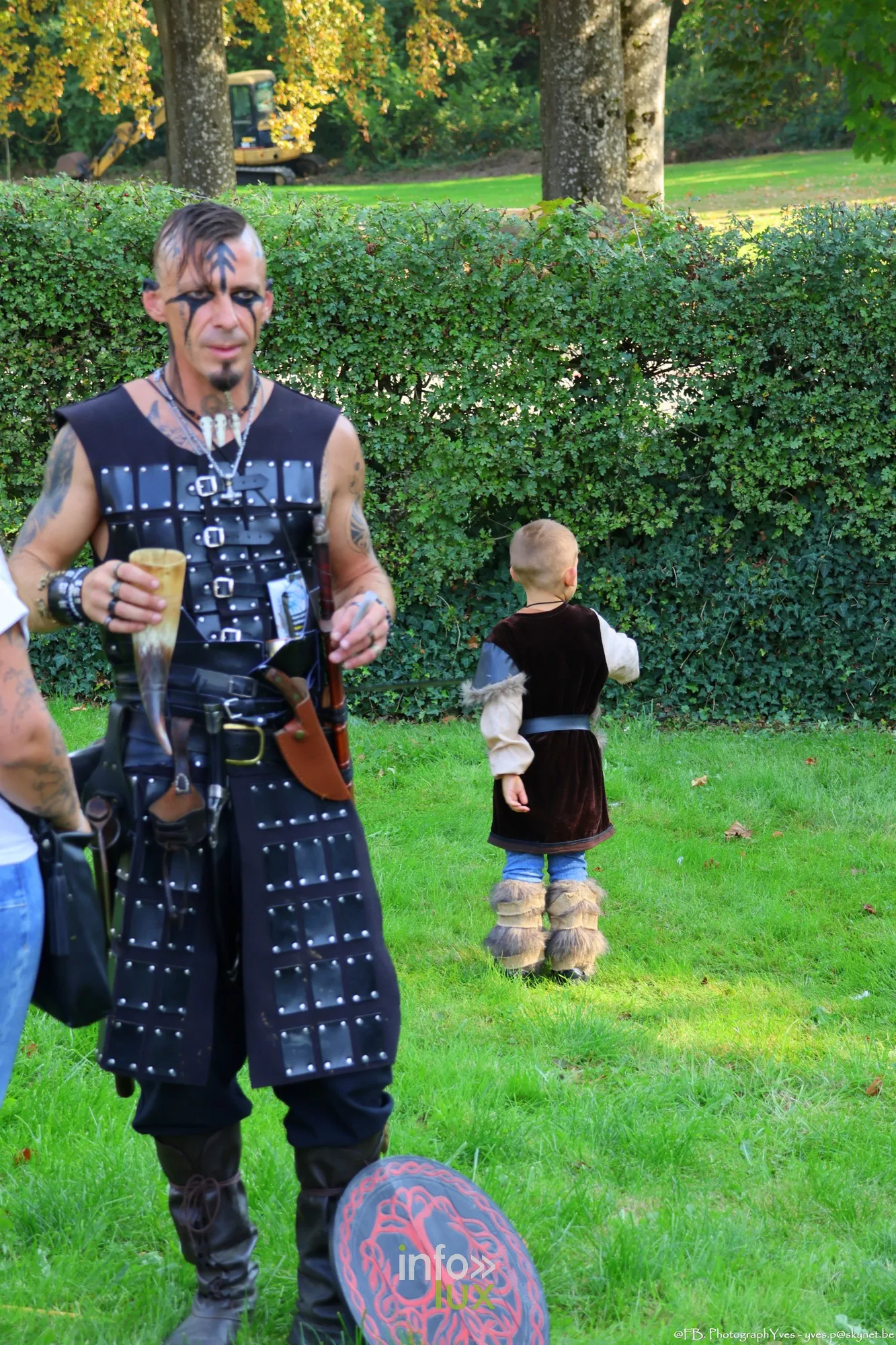 Guerrier en armure de cuir et visage peint avec un enfant costumé, Valhalla Days 2026