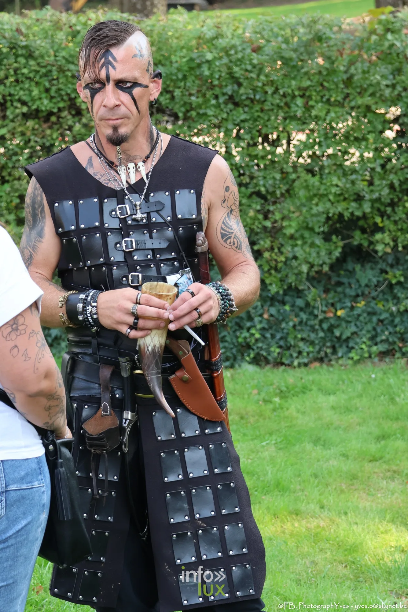 Guerrier en armure de cuir cloutée et visage peint, Valhalla Days 2026 à Ciney