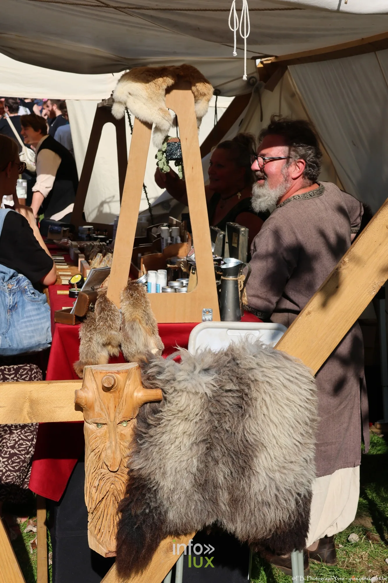 Artisan derrière son stand de peaux et de fourrures, Valhalla Days 2026