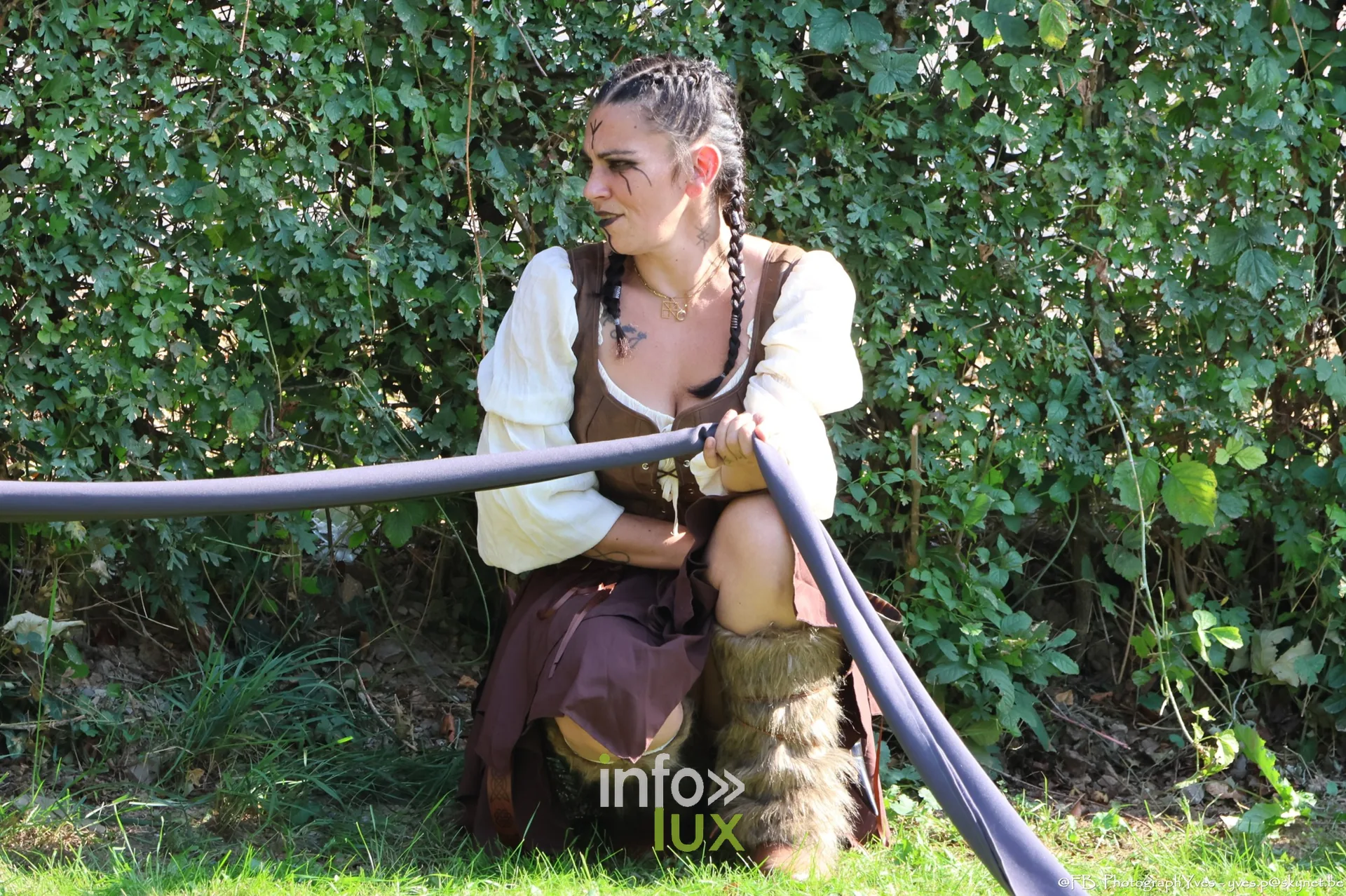 Cavalière en tenue viking agenouillée au bord du paddock, Valhalla Days 2026