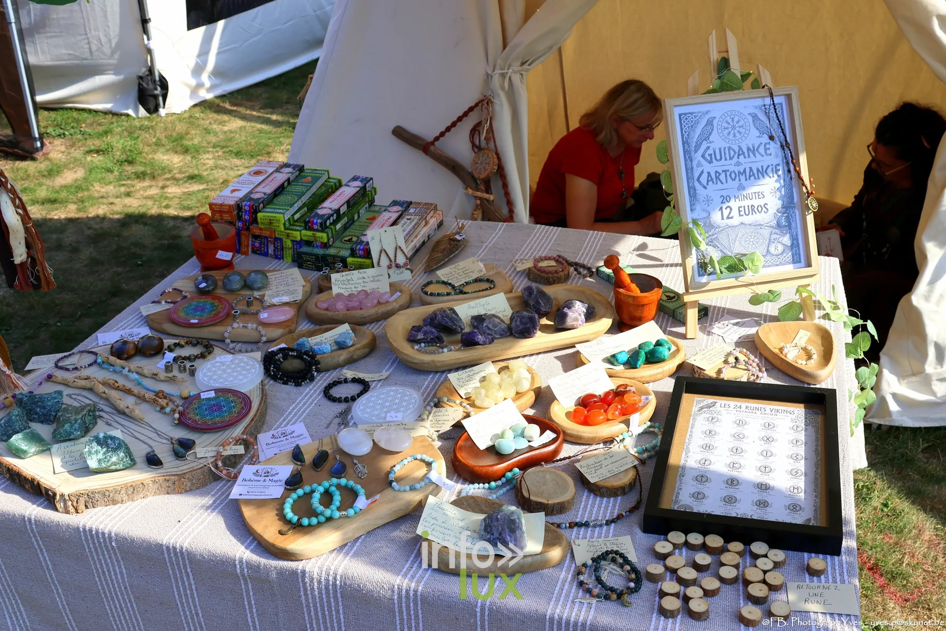 Stand de bijoux et de pierres, marché des Valhalla Days 2026 à Ciney