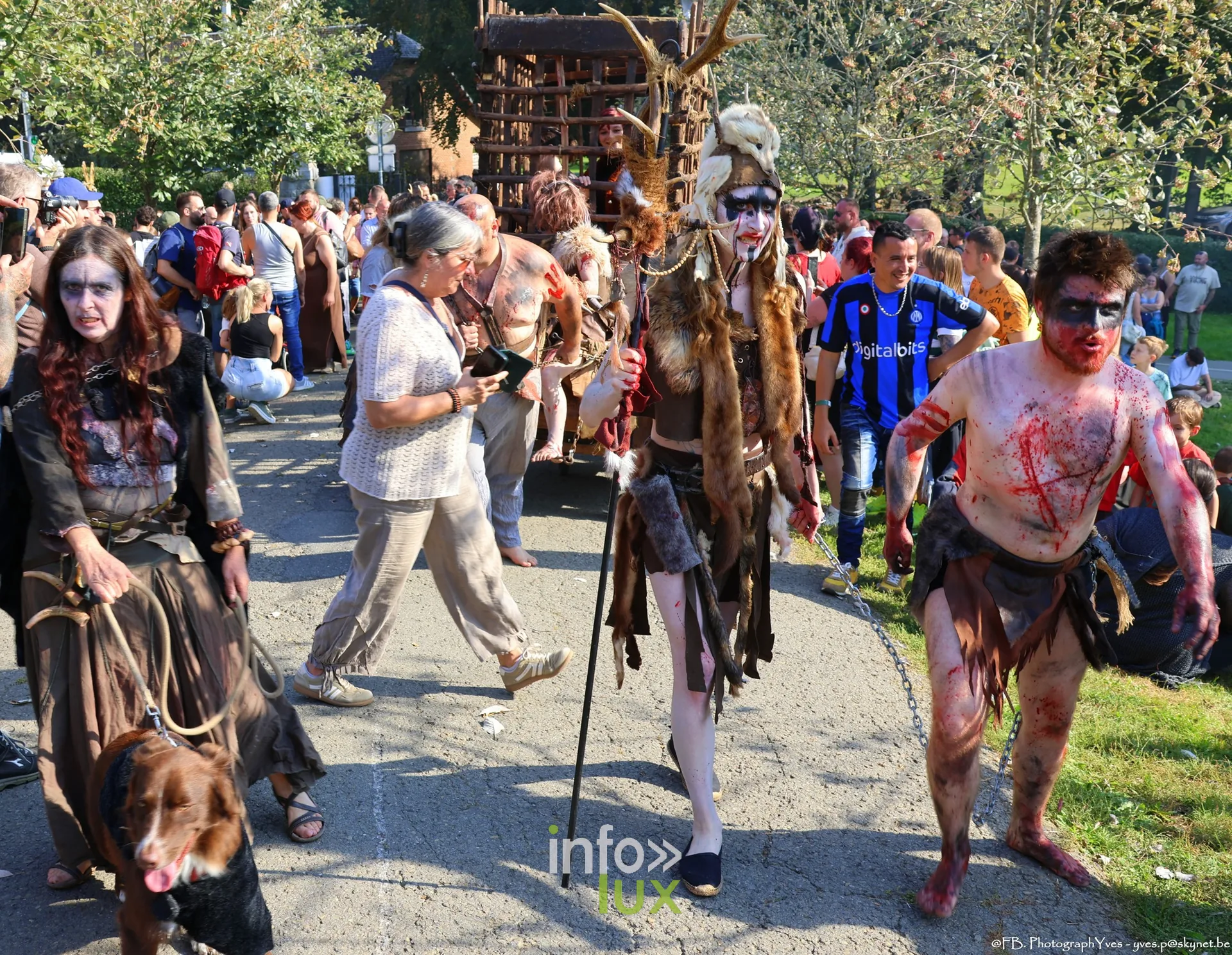 Figurants grimés en captifs escortés dans les allées, Valhalla Days 2026 à Ciney