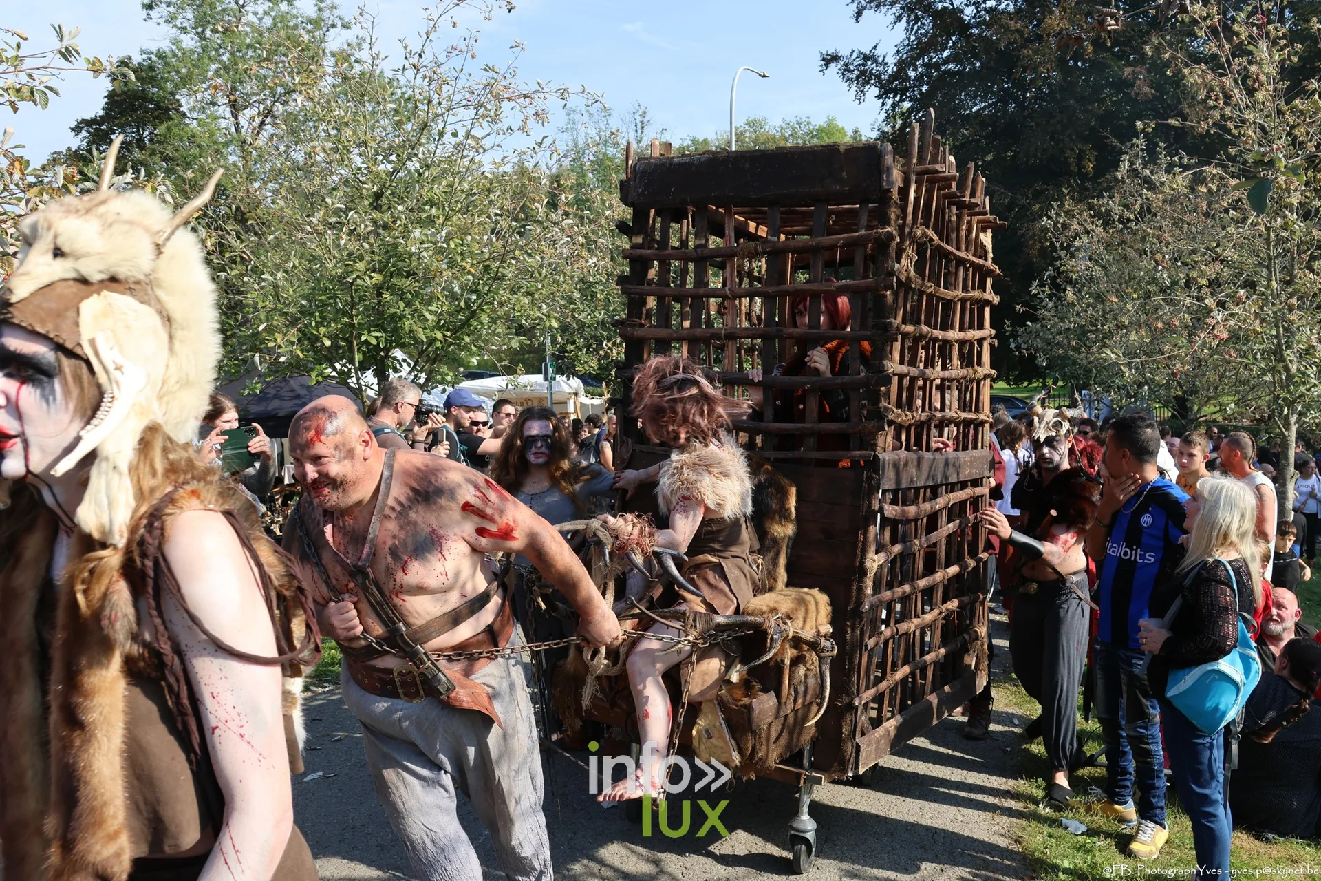 Cage en bois sur roues tirée par des figurants grimés, Valhalla Days 2026 à Ciney