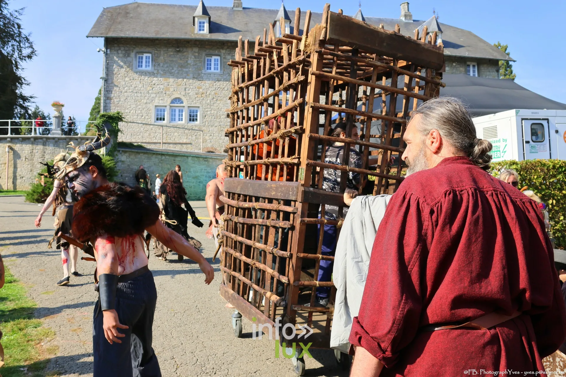 Cage en bois sur roues devant un bâtiment du parc Saint-Roch à Ciney