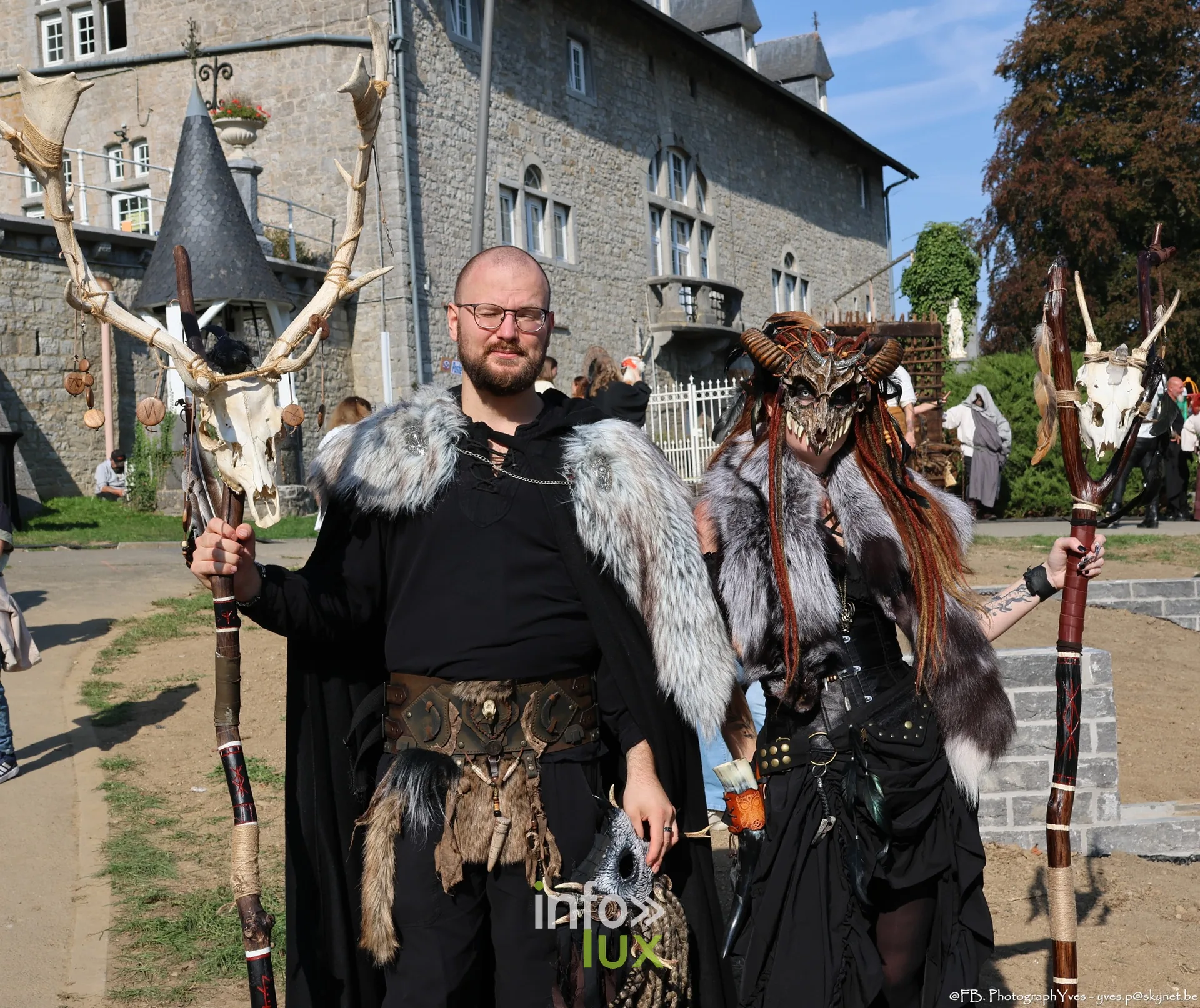 Deux personnages en fourrure tenant des bâtons ornés de crânes de cerf, Valhalla Days 2026