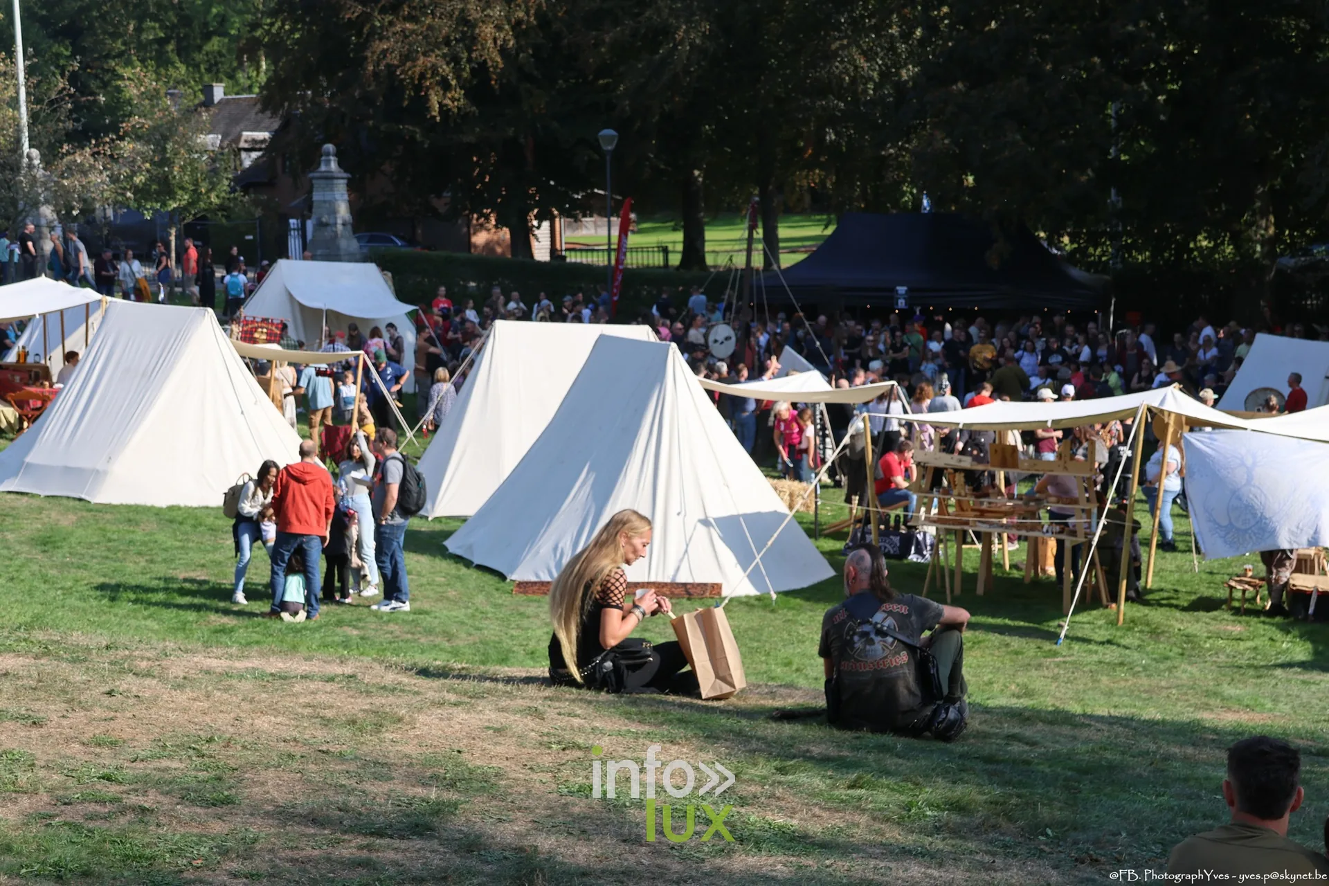 Tentes blanches du campement viking sur la pelouse du parc Saint-Roch à Ciney