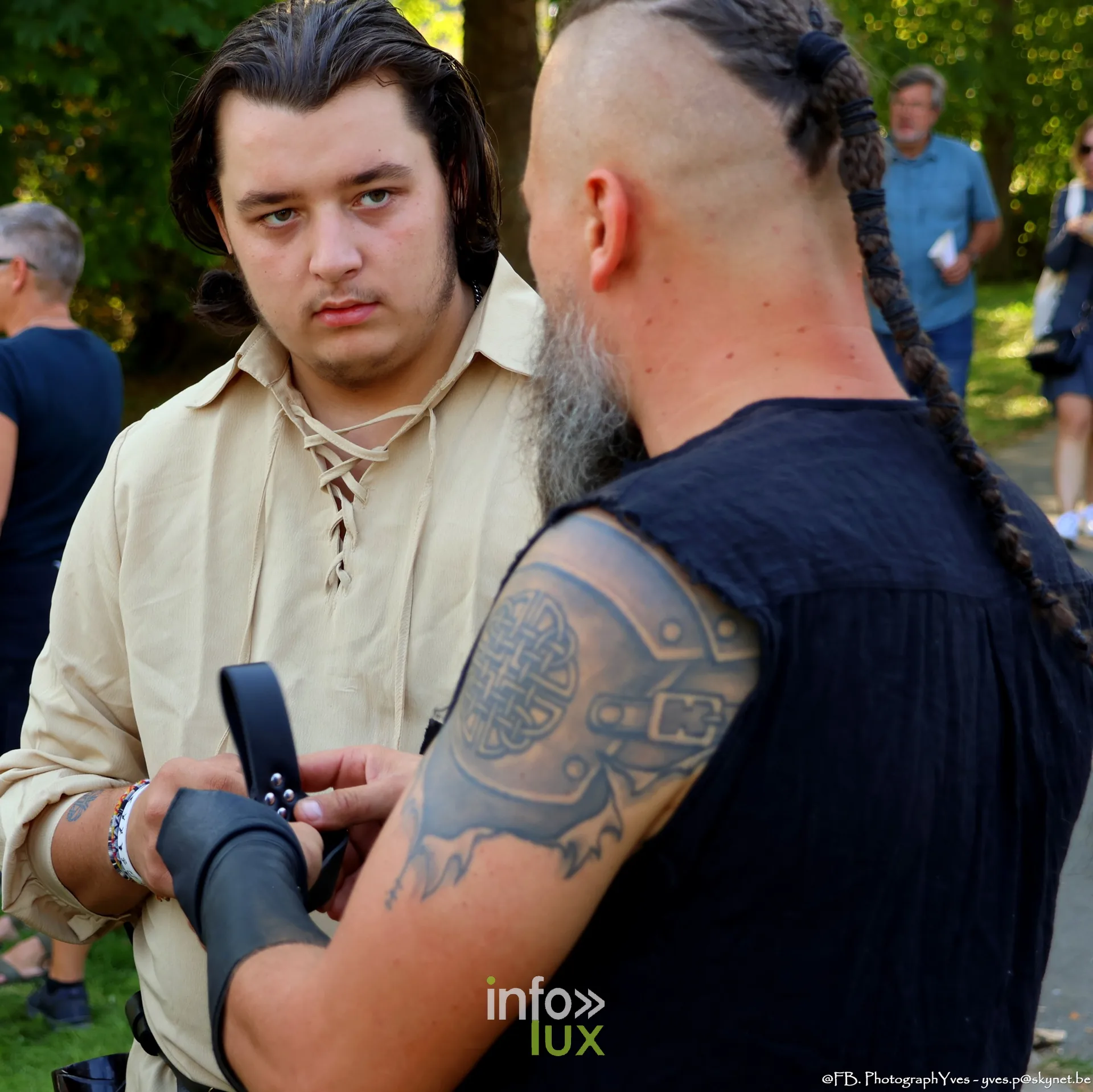 Deux reconstituteurs en tenue, l’un aux cheveux rasés sur les côtés, Valhalla Days 2026