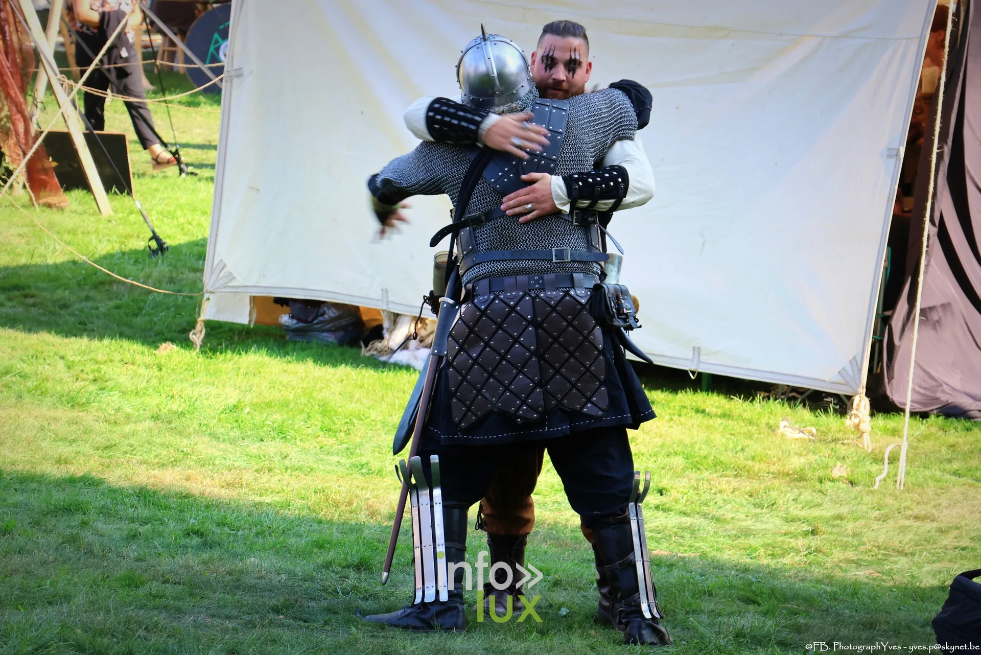 Deux combattants en armure se donnent l’accolade, Valhalla Days 2026 à Ciney