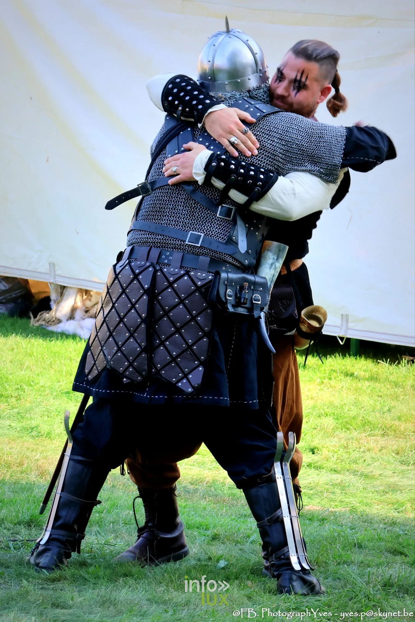 Accolade entre deux combattants en casque et armure, Valhalla Days 2026