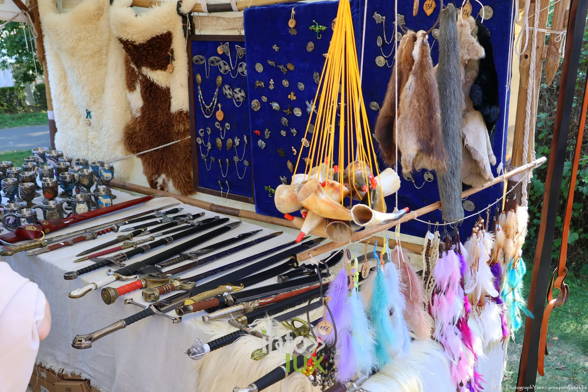 Stand d’épées, de couteaux et d’attrape-rêves, marché des Valhalla Days 2026