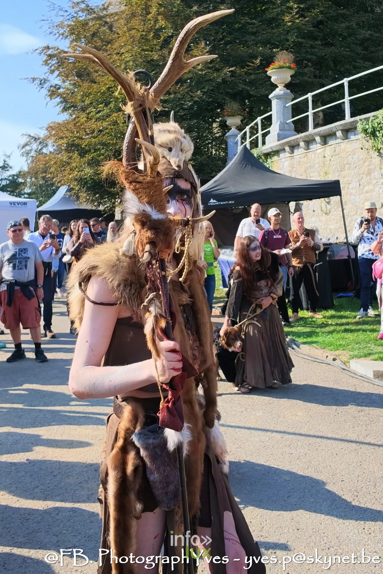 Personnage costumé coiffé de bois de cerf dans les allées, Valhalla Days 2026