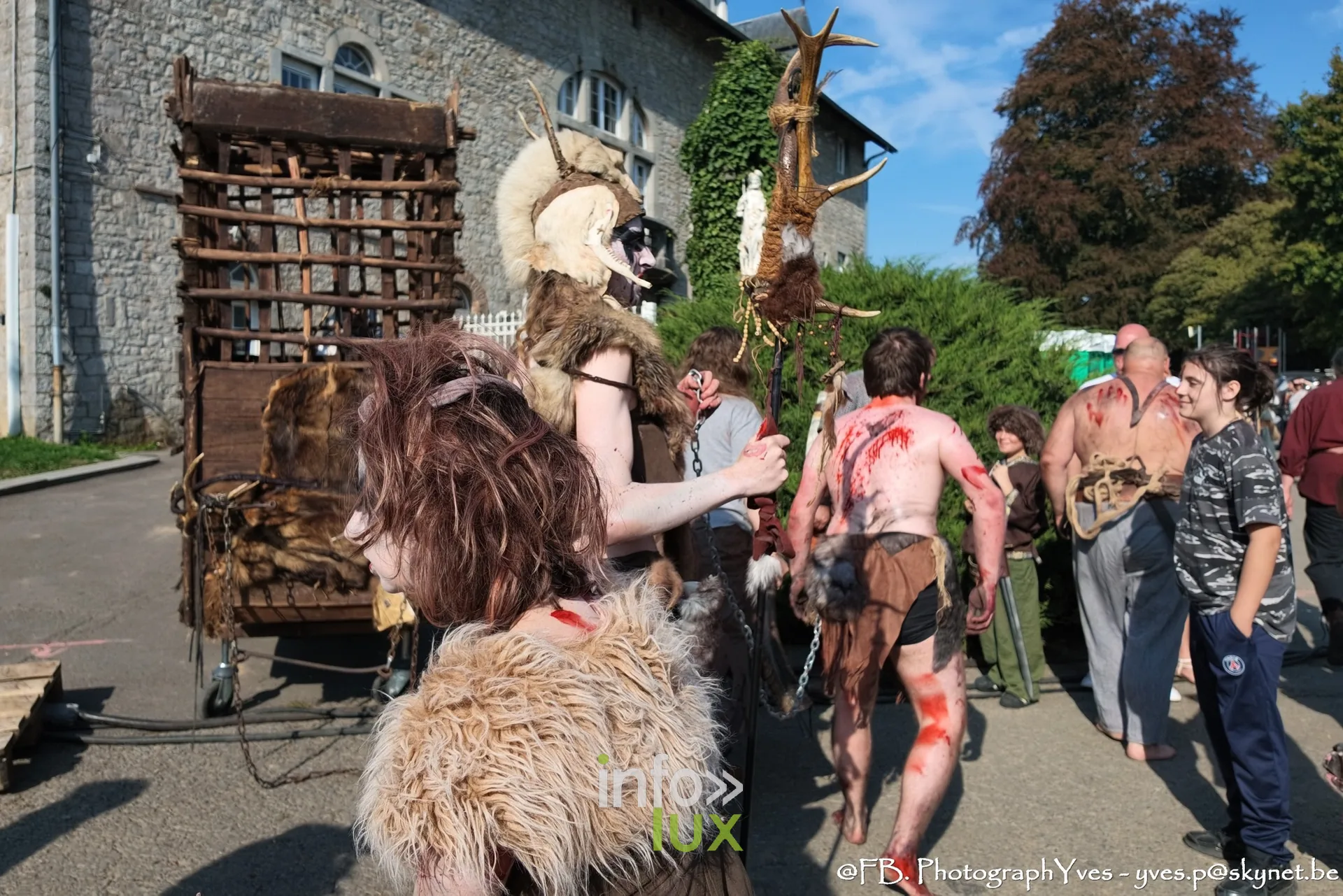 Cage en bois et figurants grimés au milieu du public, Valhalla Days 2026 à Ciney