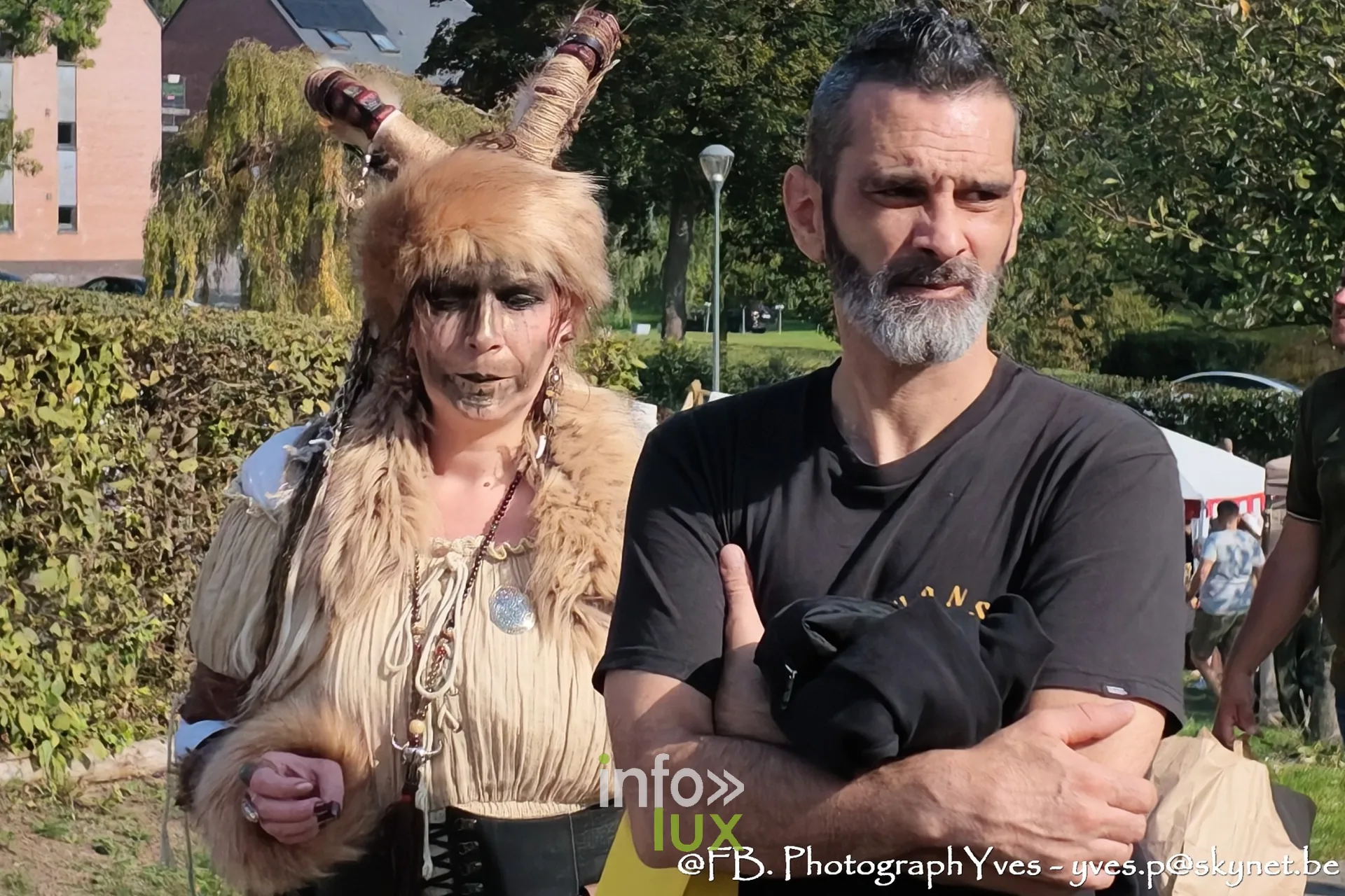 Visiteurs costumés, l’une grimée et coiffée de cornes, Valhalla Days 2026