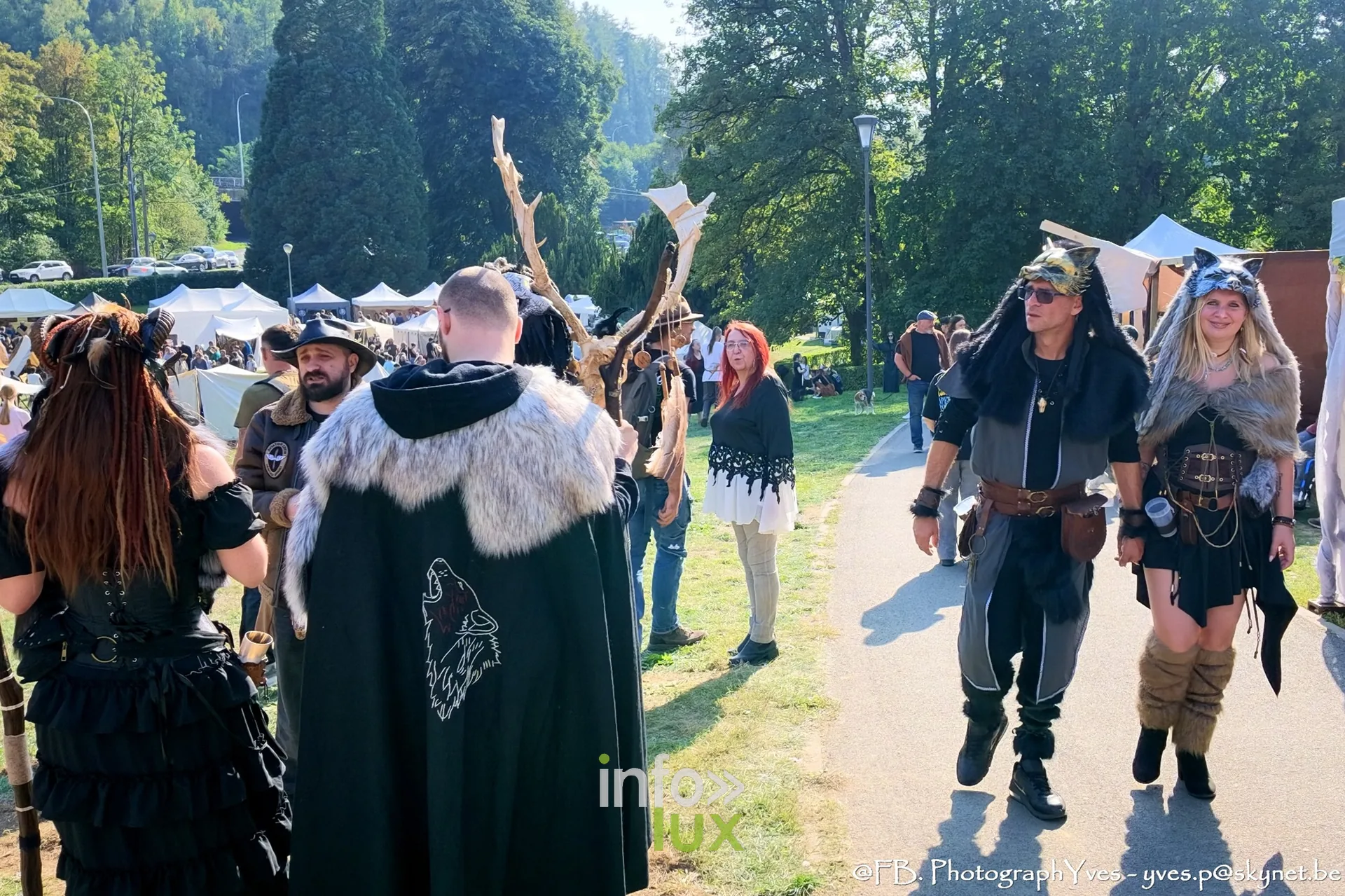 Personnages costumés en fourrure marchant dans une allée du parc Saint-Roch