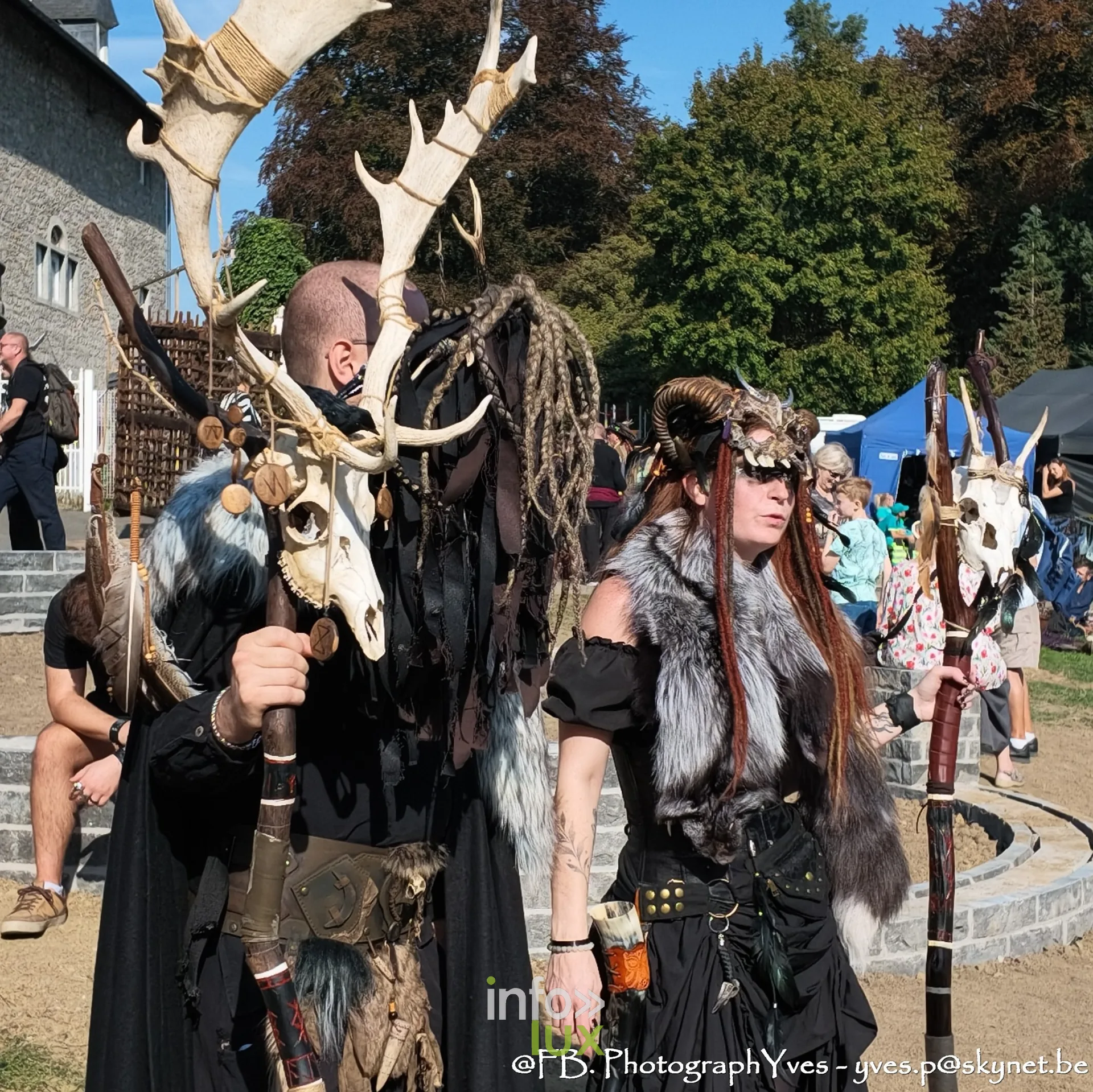 Personnages en fourrure portant des bâtons à crâne de cerf, Valhalla Days 2026