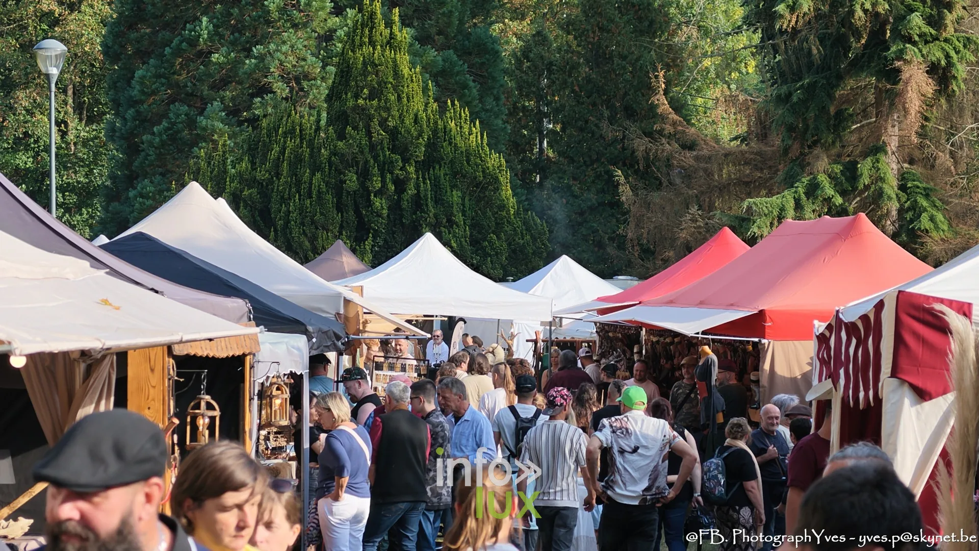 Foule dans l’allée des stands du marché, parc Saint-Roch à Ciney