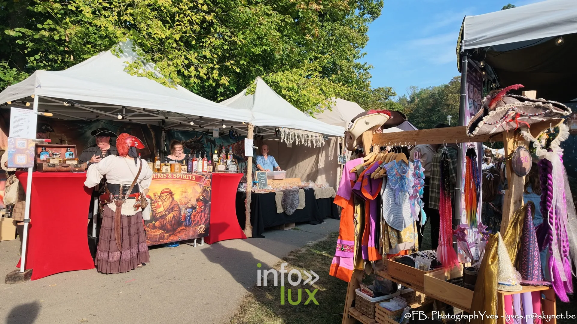 Stand de vêtements et costumes, marché des Valhalla Days 2026 à Ciney