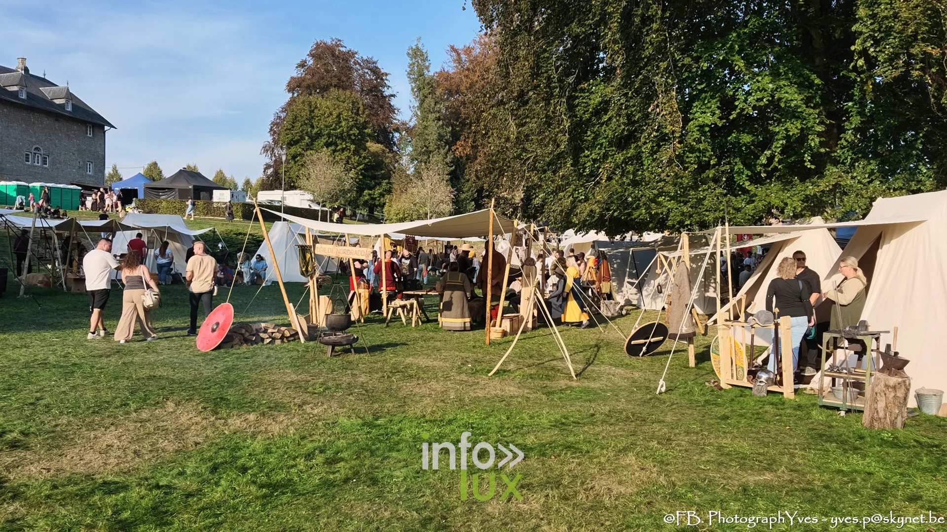 Campement viking installé sur la pelouse du parc Saint-Roch à Ciney