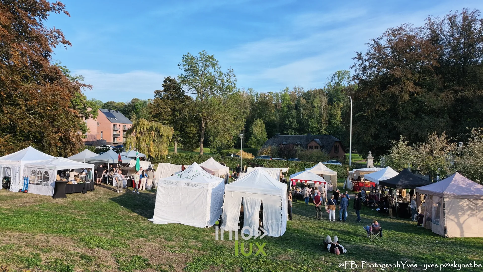Tentes blanches et stands du marché au parc Saint-Roch, Valhalla Days 2026