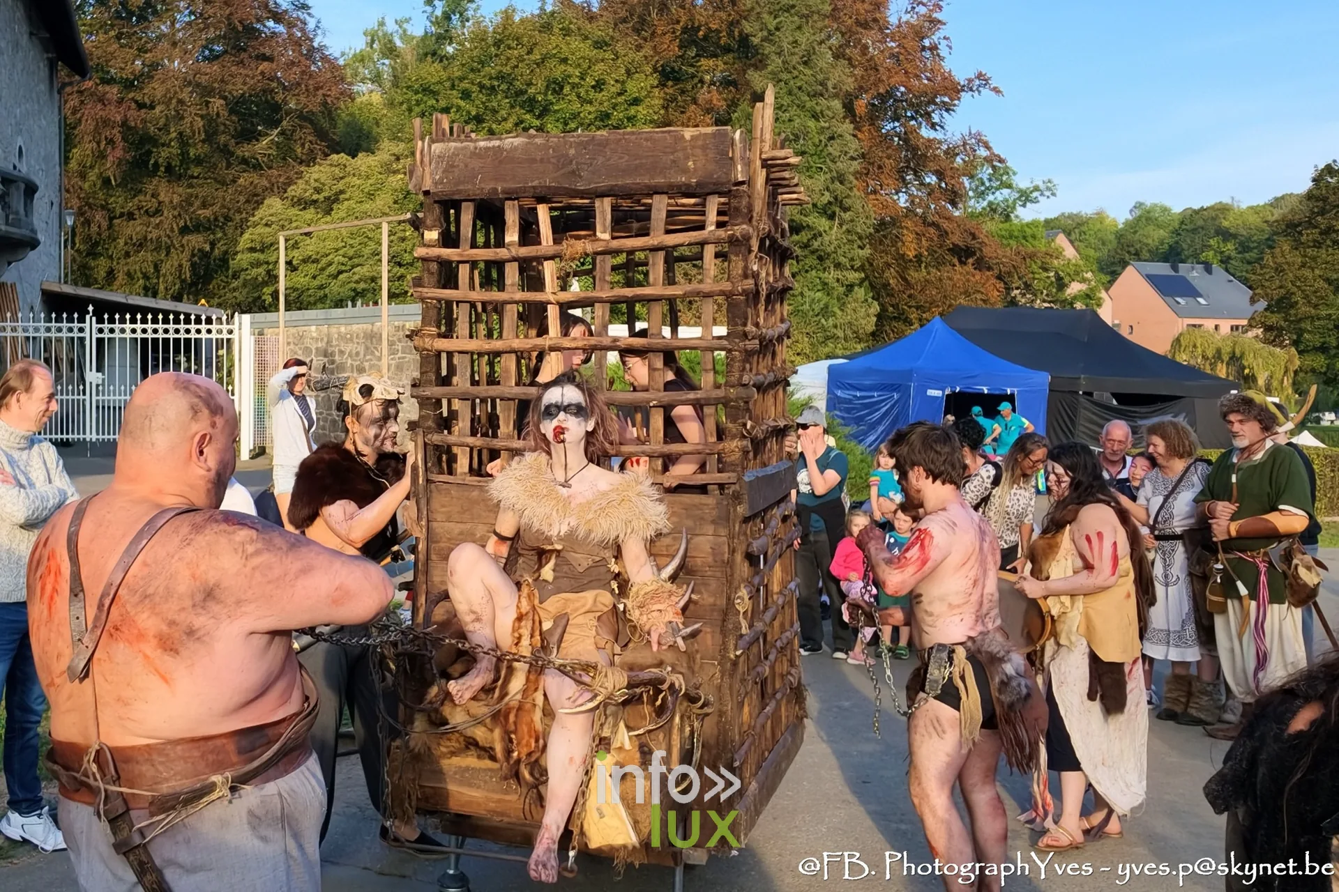 Cage en bois sur roues et figurants grimés au milieu des stands, Valhalla Days 2026
