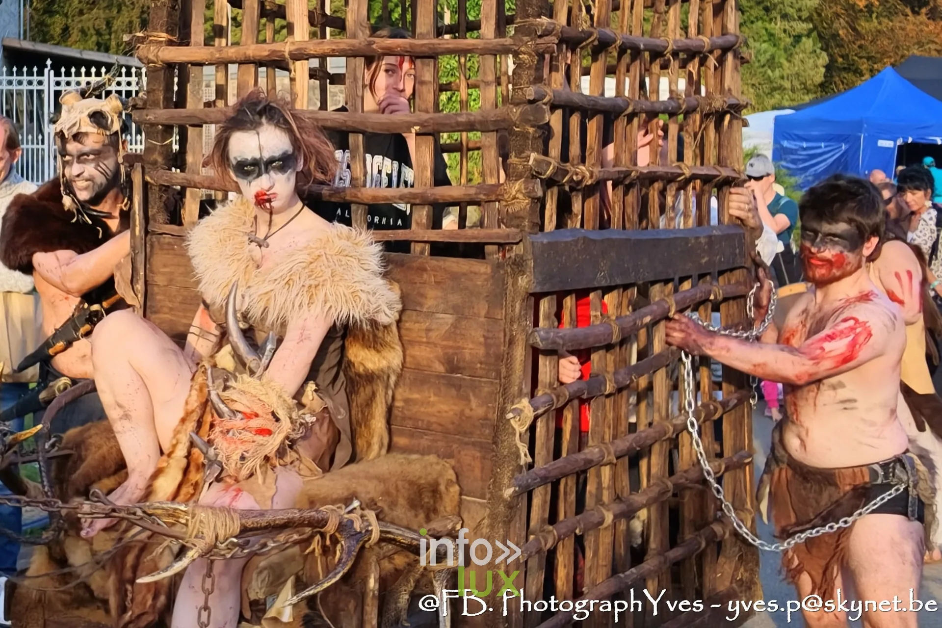 Figurants grimés en captifs autour de la cage en bois, Valhalla Days 2026 à Ciney